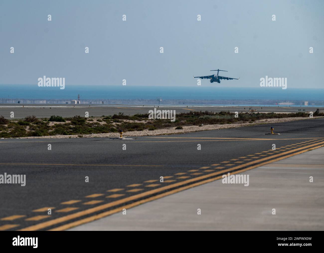 Ein C-17 Globemaster III landet an einem unbekannten Ort im US Central Command Area of Responsibility, 5. Januar 2024. Die C-17 war Teil einer Übung, die fast vierteljährlich mit der Royal Bahraini Air Force durchgeführt wird, um die schnellen Expeditionsfähigkeiten der US Air Force durch die Integration von Agile Combat Employment Zielen zu unterstützen. Stockfoto