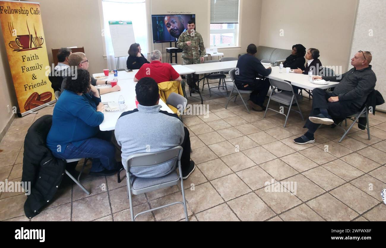 Mitarbeiter der Zivilbevölkerung, Mitglieder des Militärdienstes und Gemeindemitglieder der Garrison Fort Hamilton der US-Armee, versammelten sich am Donnerstag, den 11. Januar 2024, im Fort Hamilton Chapel Fellowship Café, um an Dr. Martin Luther King Jr. zu erinnern und zu ehren Kaplan (Maj) Jonathan Bailey, Garnisonskaplan, übermittelte eine spirituelle Botschaft über King und zeigte ein TV-Interview, das King 1967 geführt hatte, elf Monate vor dem Attentat auf King. Das religiöse Unterstützungsbüro von Fort Hamilton unterstützte und unterstützte das Mittagessen, das auf das Ziel ausgerichtet war Stockfoto