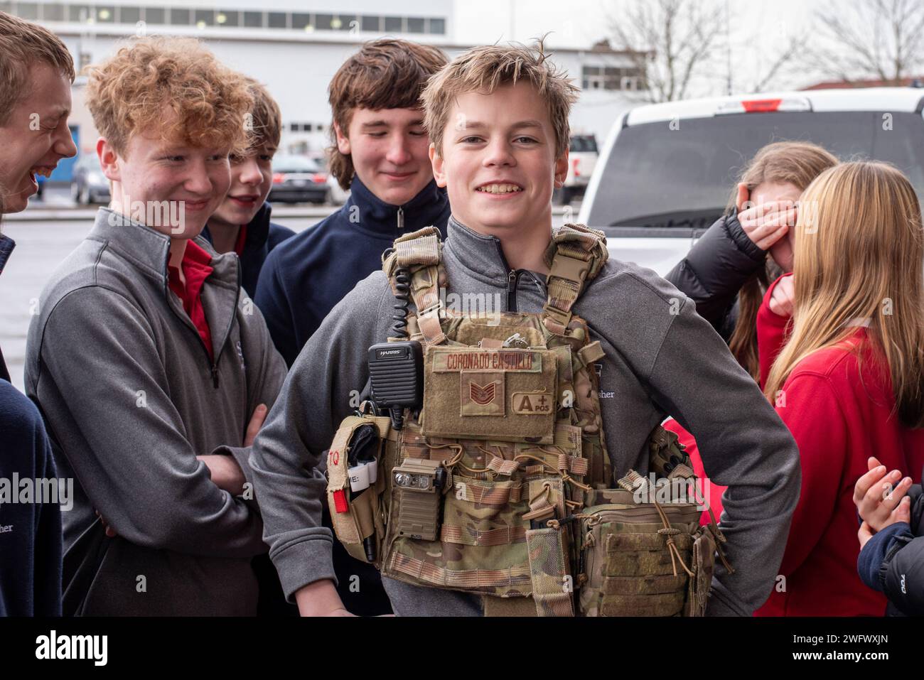 Ein Student aus St. Die John Fisher School posiert für ein Foto während einer Tour durch die Portland Air National Guard Base, Portland, Ore., 10. Januar 2023 in einer Militärpolizeiweste. Die öffentliche Tour gab Studenten in Portland die Gelegenheit, die Mission des 142. Flügels aus nächster Nähe zu sehen und sich mit den verschiedenen Aufgaben vertraut zu machen, die die Mission des Flügels umfassen. Stockfoto