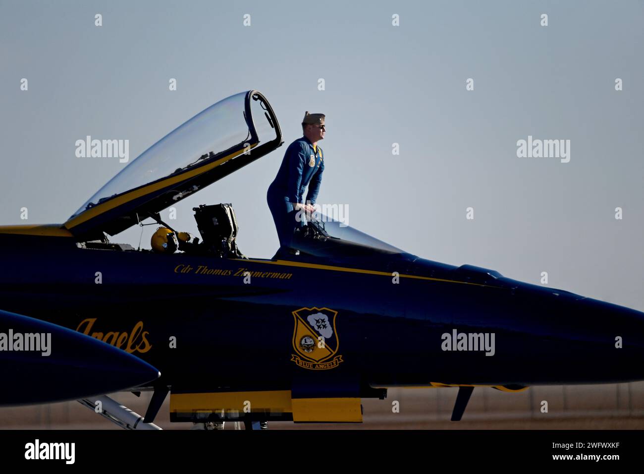 Cmdr. Thomas Zimmerman, gegensätzlicher Solo-Pilot, der der US Navy Flight Demonstration Squadron, den Blue Angels, zugeteilt ist, bereitet sich auf den Start vor einem Trainingsflug über die Naval Air Facility (NAF) El Centro vor. Die Blue Angels führen derzeit Wintertrainings im NAF El Centro, Kalifornien, durch, um die kommende Flugschau-Saison 2024 vorzubereiten. Stockfoto