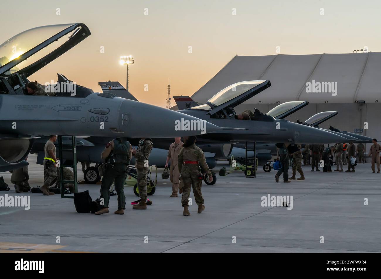 Die F-16 der US Air Force führen Flugzeugführer und Besatzungschefs an einem nicht offenbarten Ort im US-Zentralkommando-Zuständigkeitsbereich, 6. Januar 2024, nach dem Flug Operationen durch. Als Routineübung findet Ballast Cannon fast vierteljährlich mit der Royal Bahraini Air Force statt, um die schnellen Expeditionsfähigkeiten der U.S. Air Force durch die Integration von Agile Combat Employment Objectives für F-16 Fighting Falcon, KC-135 Stratotanker und operatives Hilfspersonal zu unterstützen. Diese Übung ermöglichte es Total Force Airmen, einzigartige Lösungen in strenger Umgebung zu entwickeln. Stockfoto