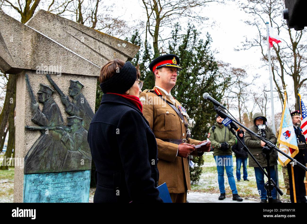 General Ollie Kingsbury spricht und schließt sich der Gemeinde Posen an, um den 105. Jahrestag der Schlacht von Ławica am 6. Januar 2024 auf dem Flughafen Poznań-Ławica Henryk Wieniawski in Posen zu gedenken. Die Feier der historischen Errungenschaften Polens fördert die Interoperabilität, die Kommunikation und die Beziehungen zwischen der amerikanischen Militärgemeinschaft und Europa. Stockfoto