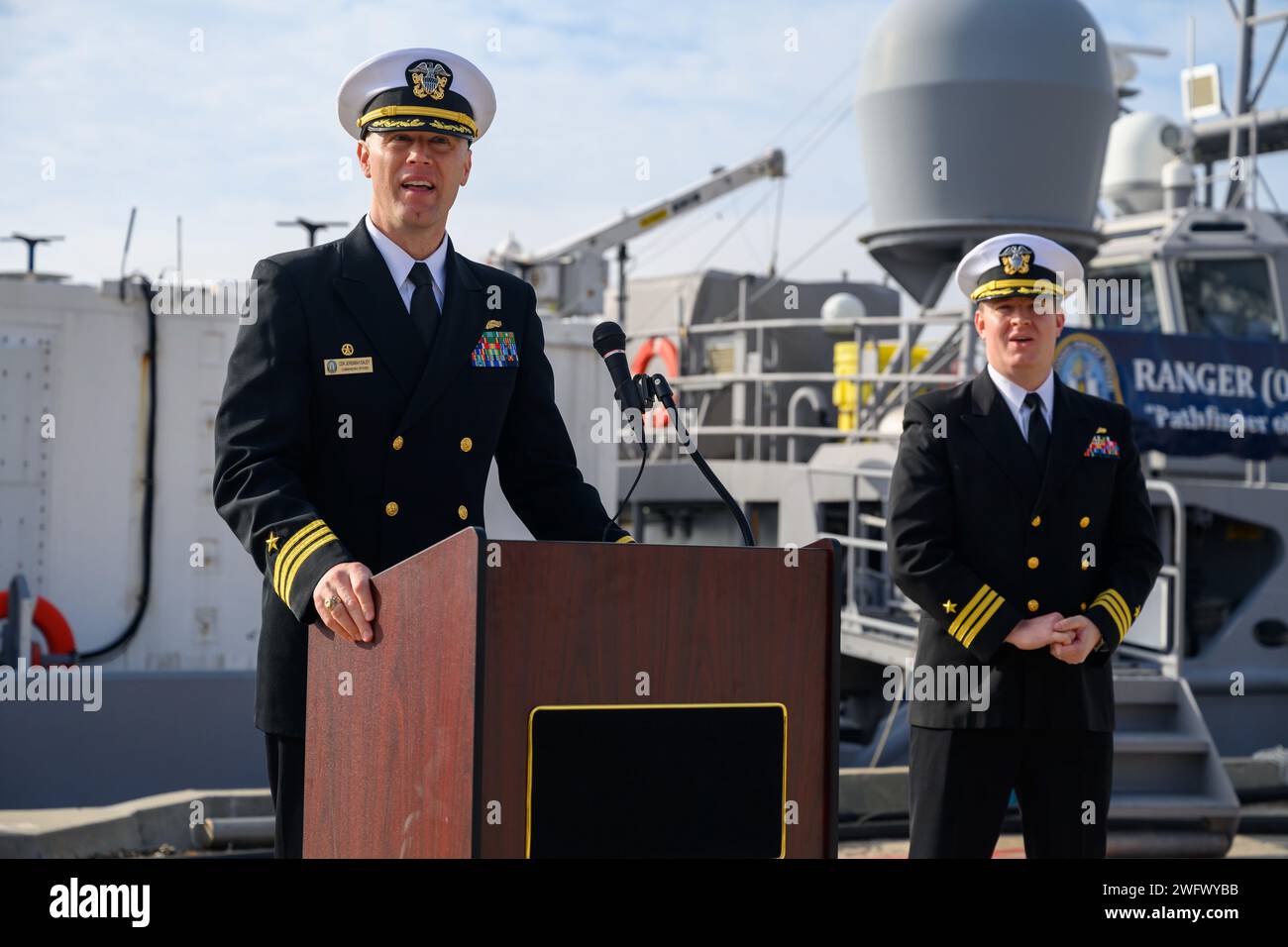 Cmdr. Jeremiah Daley, Befehlshaber der Unmanned Surface Vessel Division One (USVDIV-1), spricht mit der USVDIV-1 Crew nach ihrer Rückkehr zum Homeport in der Naval Base Ventura County in Port Hueneme, Kalifornien, und dem Abschluss des Integrated Battle Problem (IBP) 23.2, 15. Januar 2024. IBP 23,2 ist eine Übung der pazifischen Flotte zum Testen, entwickeln und Evaluieren der Integration unbemannter Plattformen in den Flottenbetrieb, um Vorteile der Kriegsführung zu schaffen. Stockfoto