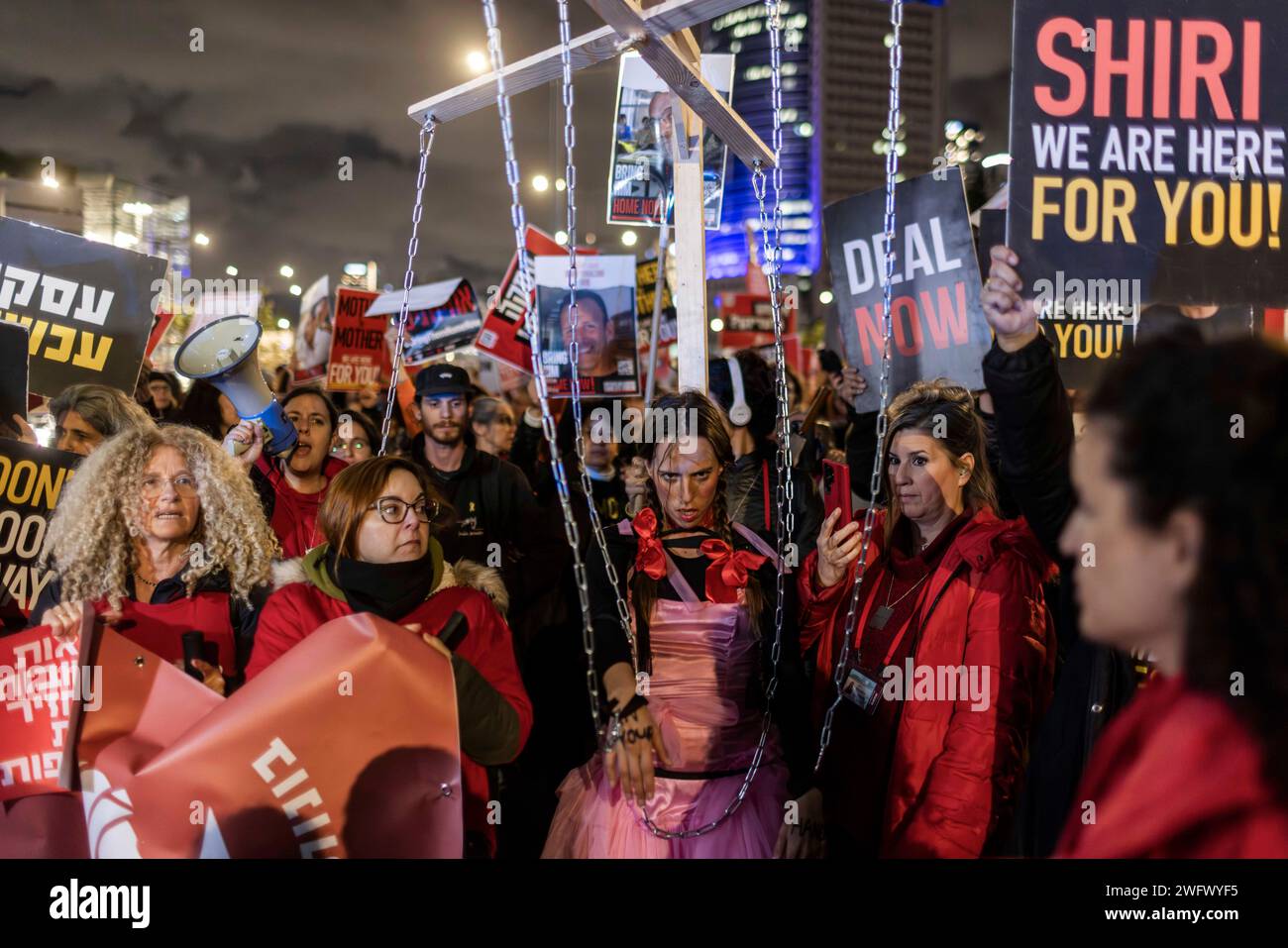 Tel Aviv, Israel. Februar 2024. Israelische Frauen halten Plakate bei einem Protest, der die Freilassung israelischer Geiseln in Gaza fordert. Quelle: Ilia Yefimovich/dpa/Alamy Live News Stockfoto