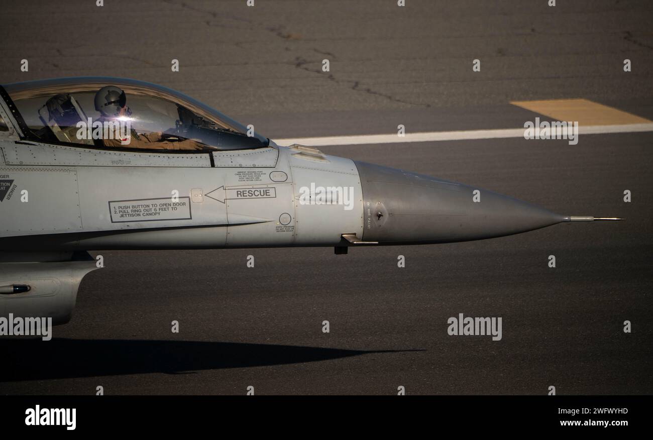 Eine F-16 der Royal Bahraini Air Force kämpfte mit Falken während der Übung Ballast Cannon 24,3 an einem unbekannten Ort innerhalb des US Central Command Area of Responsibility, 10. Januar 2024. Durch Zusammenarbeit und Zusammenarbeit haben die Verbündeten und Partner in den USA und der Region wichtige Beziehungen aufgebaut, die notwendig sind, um in kombinierten Operationen agil und effektiv zu bleiben. Stockfoto