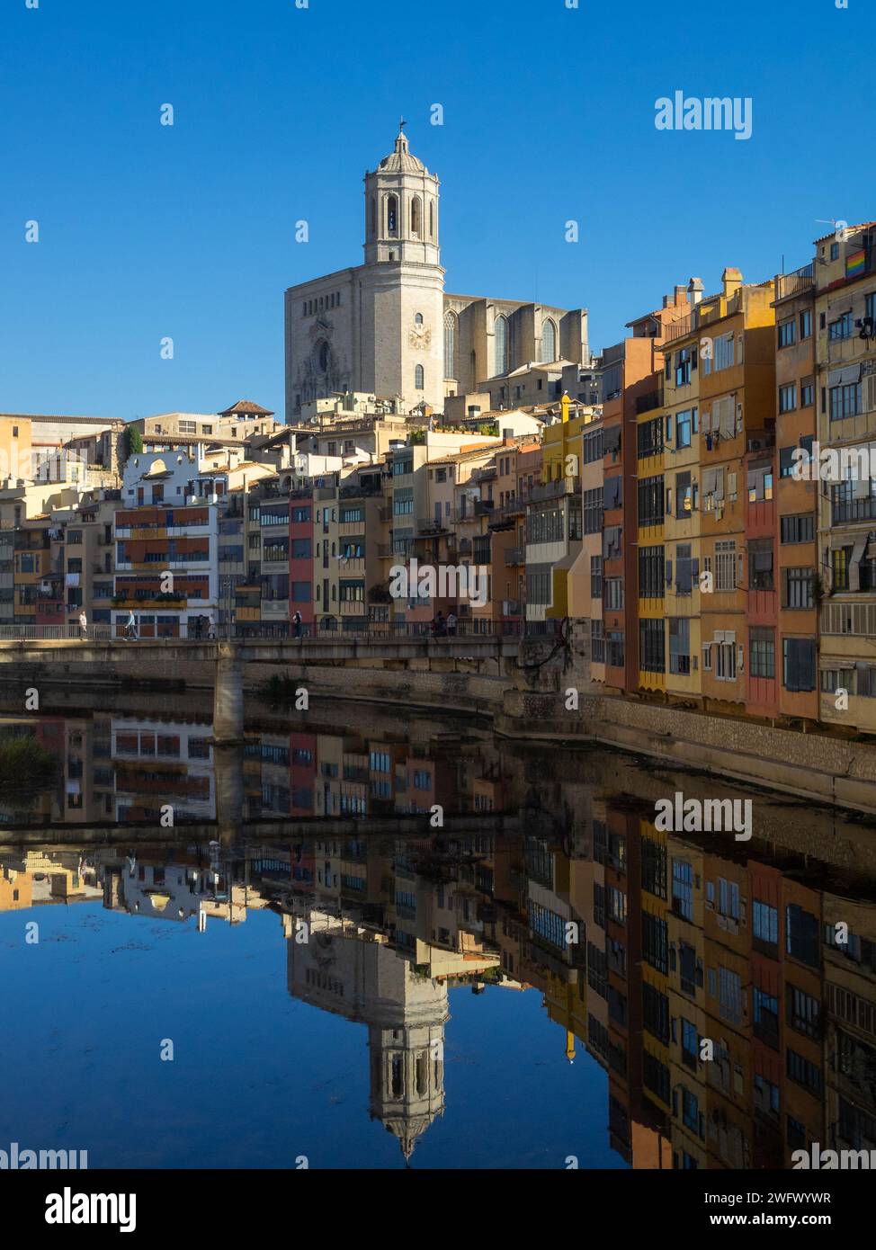 Girona farbenfrohe Gebäude und Kathedrale spiegeln sich im Onyar River wider Stockfoto