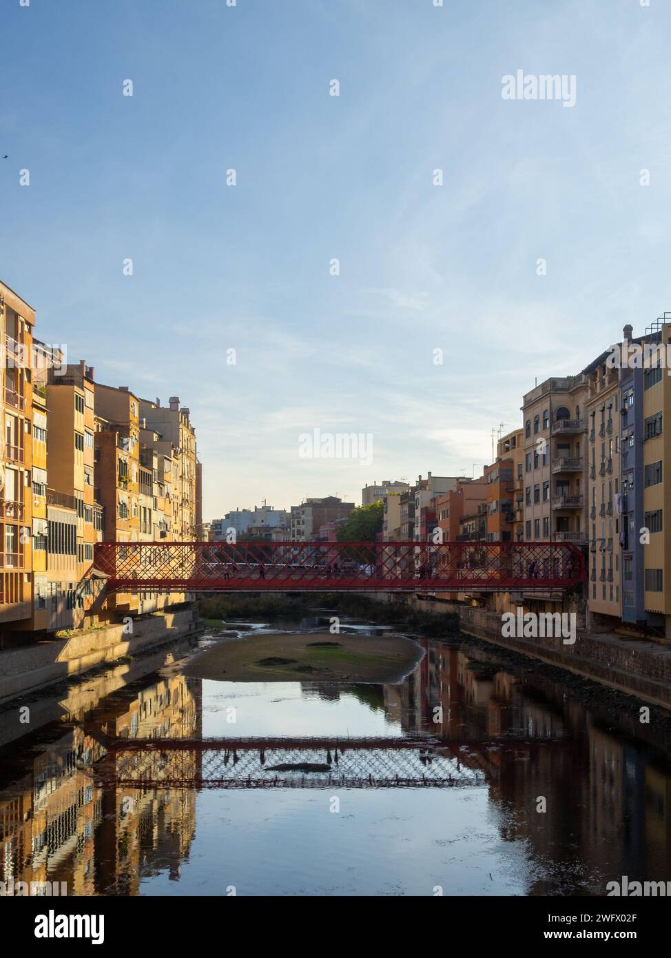 Pont de les Peixateries Velles über den Fluss Onyar, der Girona überquert Stockfoto