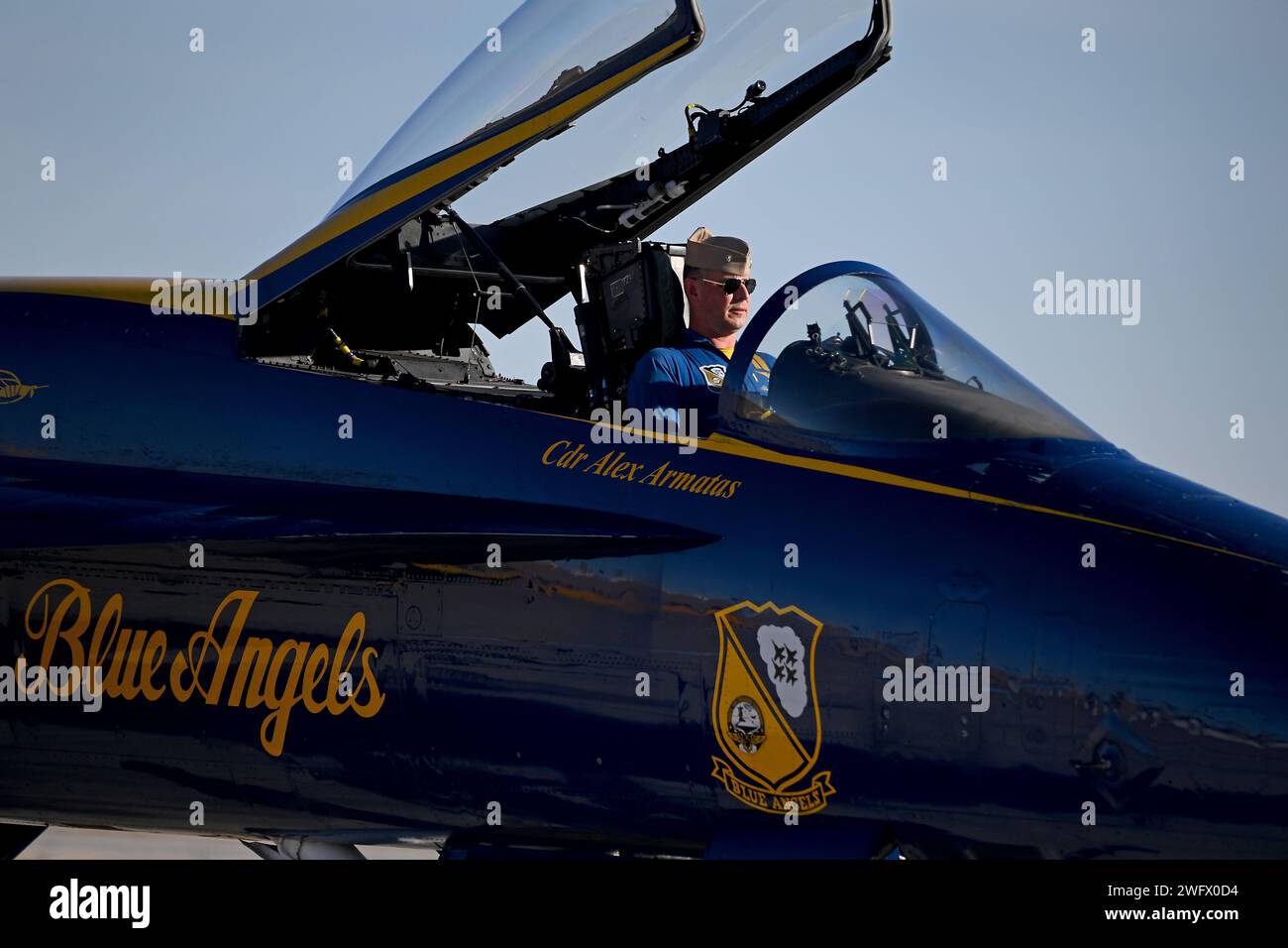 Cmdr. Alex Armatas, Befehlshaber und Flugführer der US Navy Flight Demonstration Squadron, die Blue Angels, bereitet sich vor, sein Flugzeug zu verlassen, nachdem er von einem Trainingsflug über die Naval Air Facility (NAF) El Centro zurückgekehrt ist. Die Blue Angels führen derzeit Wintertrainings im NAF El Centro, Kalifornien, durch, um die kommende Flugschau-Saison 2024 vorzubereiten. Stockfoto