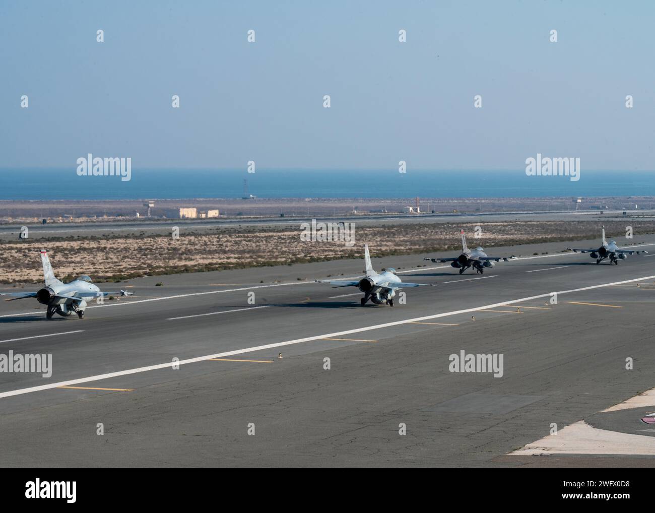 Zwei F-16 der US-Luftwaffe und zwei F-16 der Royal Bahraini Air Force im Rahmen der Übung Ballast Cannon 24,3 an einem unbekannten Ort im US Central Command Area of Responsibility, 10. Januar 2023. Die dauerhaften Partnerschaften der US Air Force im CENTCOM AOR erleichtern ein konsistentes Training und verbessern die Fähigkeit der Koalition, nahtlos über alle Kampfgebiete hinweg zu funktionieren. Stockfoto