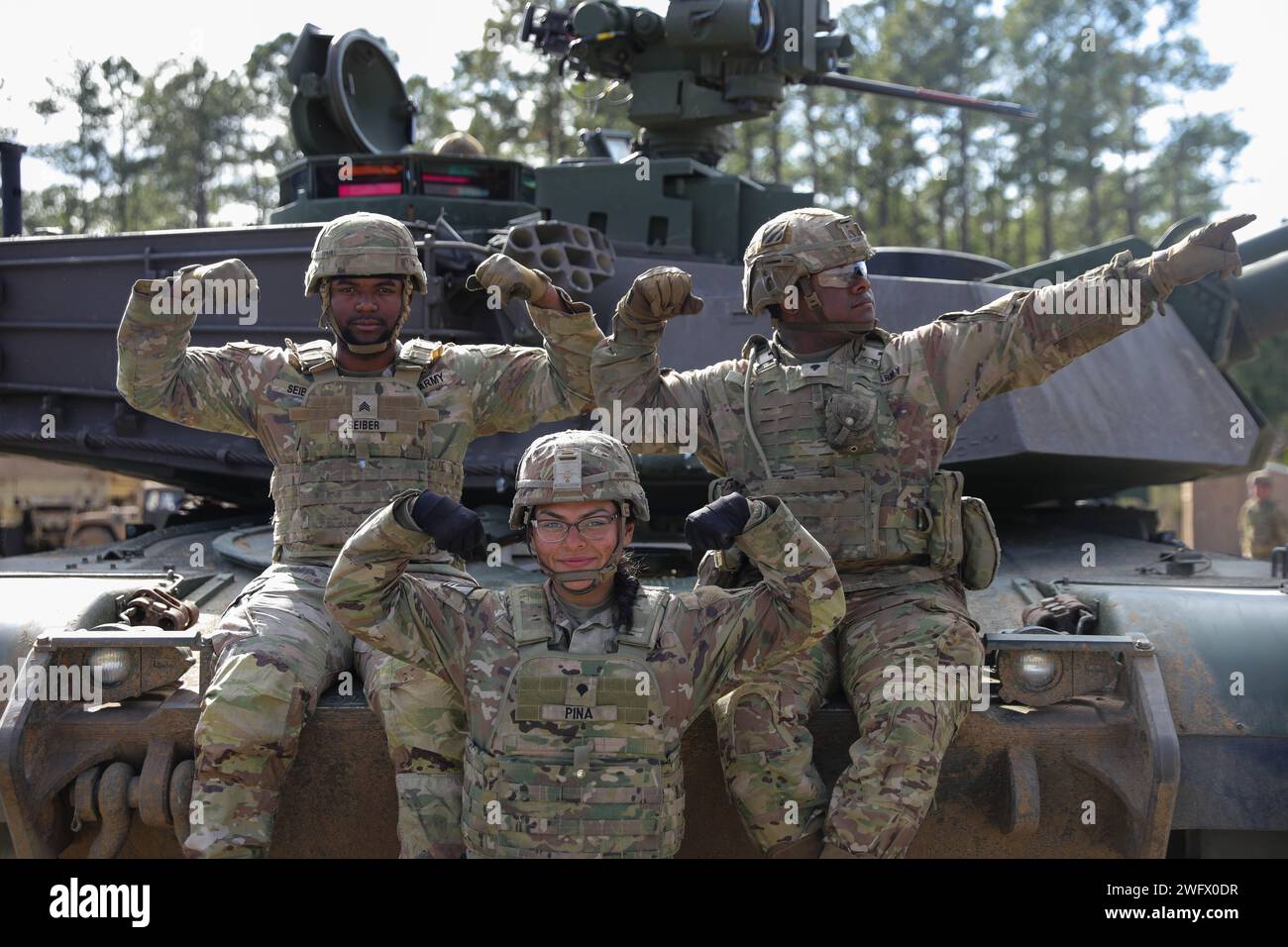 US Army Sgt. Henry Seiber, links, SPC. Estefania Pina und SPC. Justus ...