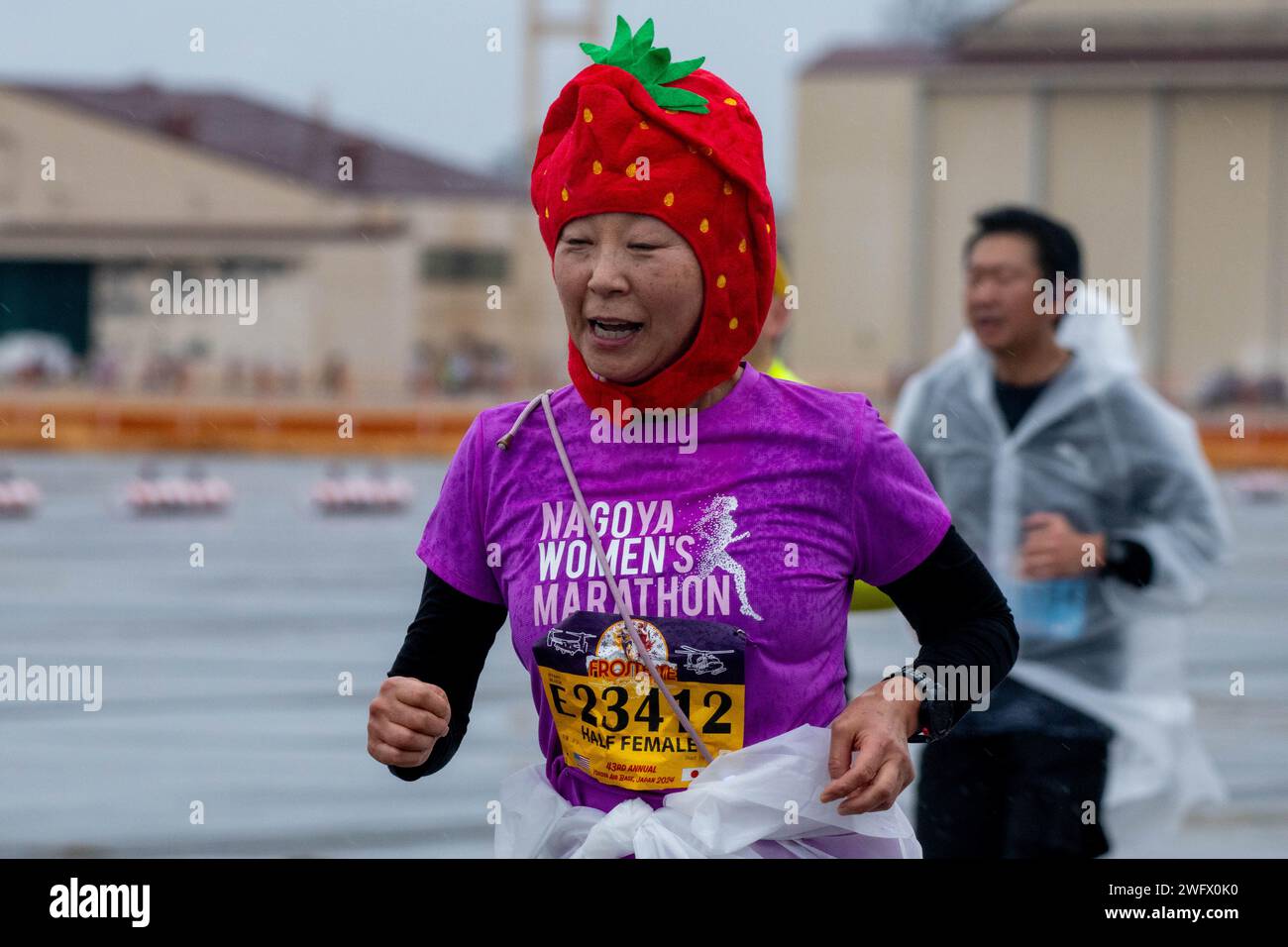 Ein Teilnehmer des Halbmarathons macht sich beim 43. Jährlichen Frostbite Road Race auf der Yokota Air Base am 21. Januar 2024 auf die Fluglinie. Das Rennen bestand aus einem 2K Familien- und Kinderlauf, einem 5K-Lauf und einem Halbmarathon, wobei alle Rennen in den Routen um die Basis variierten. Stockfoto