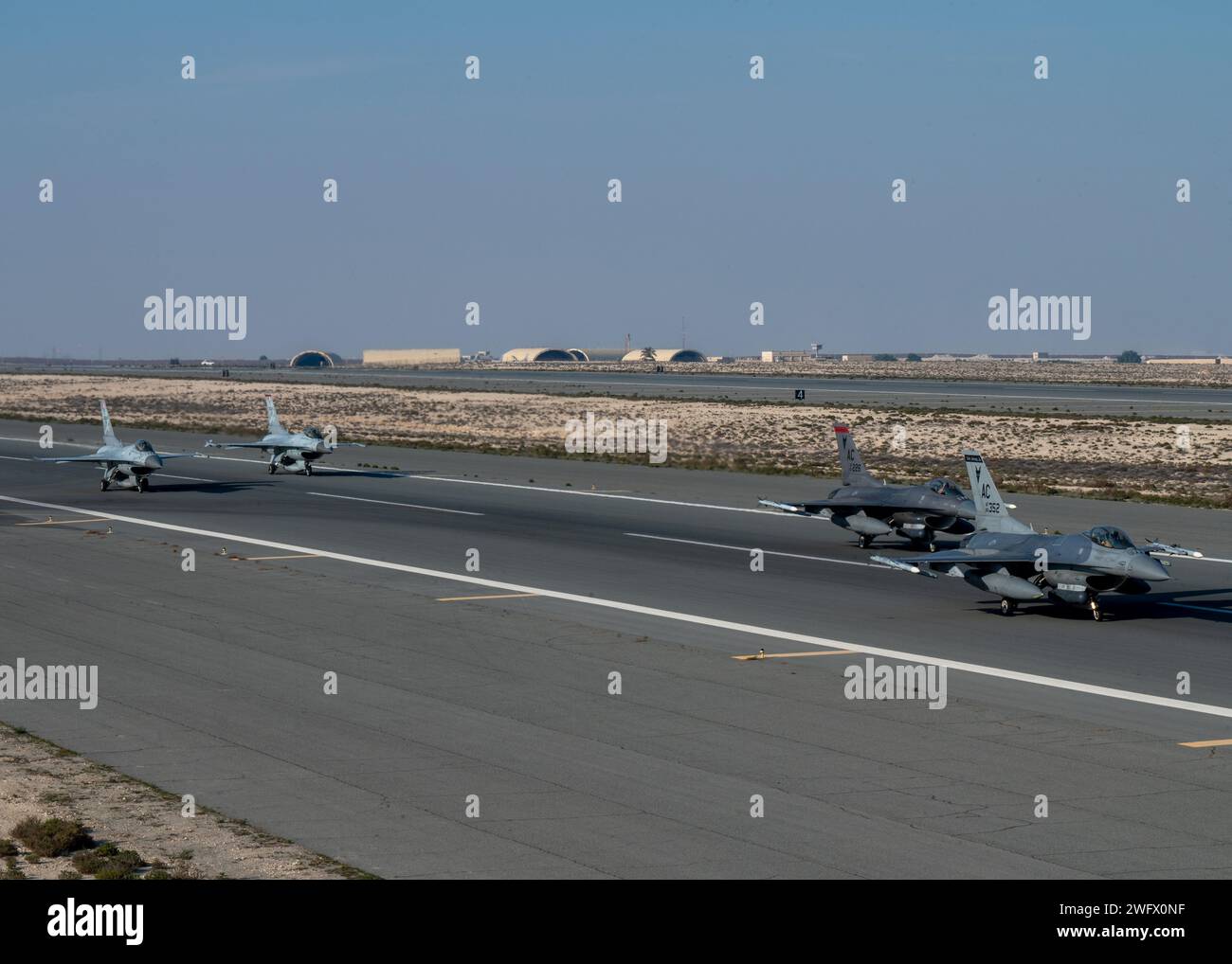 Zwei F-16 der US-Luftwaffe und zwei F-16 der Royal Bahraini Air Force im Rahmen der Übung Ballast Cannon 24,3 an einem unbekannten Ort im US Central Command Area of Responsibility, 10. Januar 2023. Die dauerhaften Partnerschaften der US Air Force im CENTCOM AOR erleichtern ein konsistentes und planmäßiges Training und verbessern so die Fähigkeit der Koalition, nahtlos über alle Kampfgebiete hinweg zu funktionieren. Stockfoto