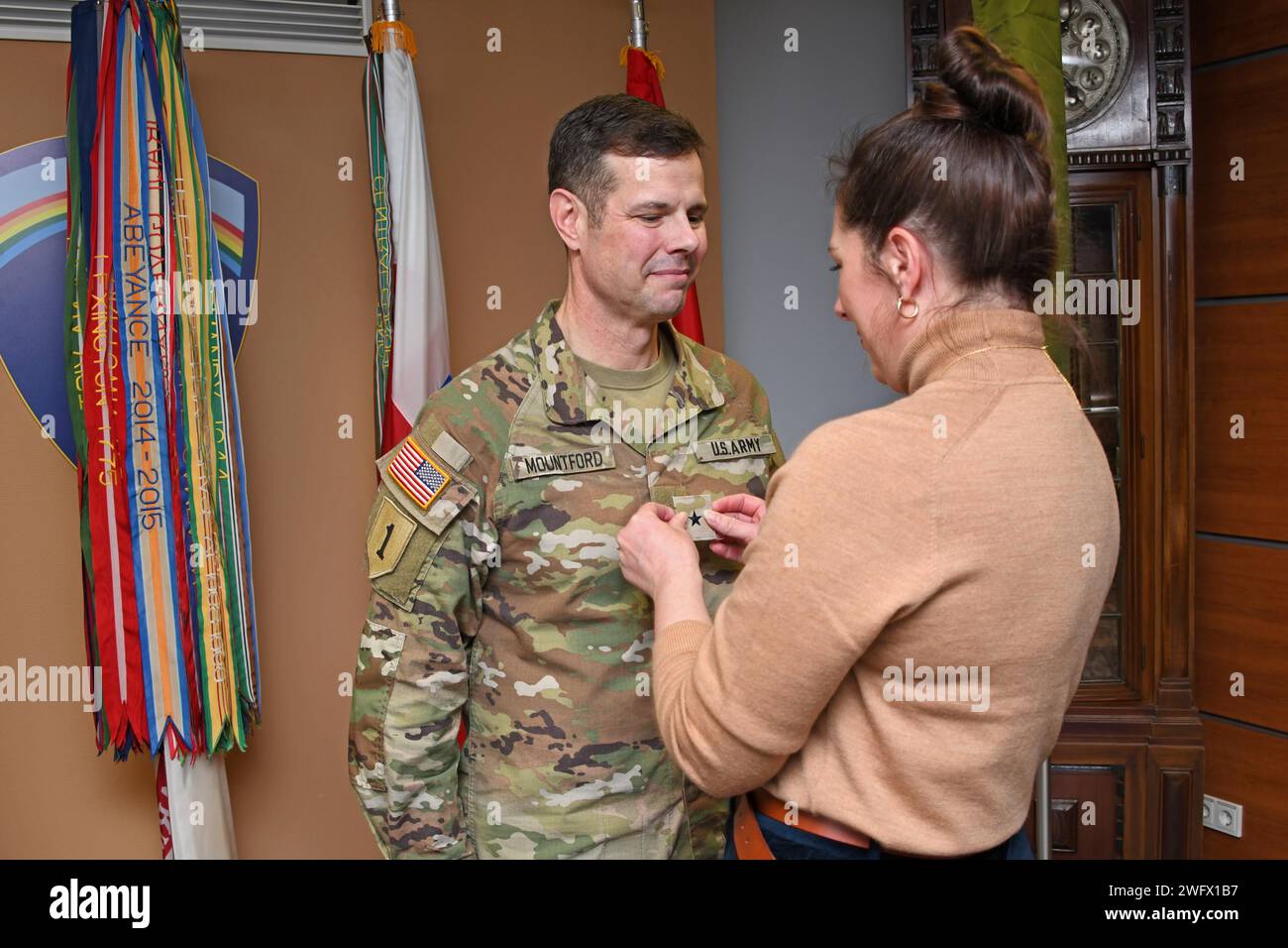 Der Oberst der US-Armee John B. Mountford wird zum Brig befördert. General von U.S. Army Europe & Africa Commanding General, General Darryl A. Williams, zusammen mit Brig. General Mountfords Ehefrau während seiner Beförderungszeremonie in Clay Kaserne, Wiesbaden, 19. Januar 2024. Brig. General Mountford ist stellvertretender Stabschef des Alliierten Rapid Reaction Corps (ARRC) im Vereinigten Königreich. Das ARRC ist eine von der NATO betriebene schnelle Eingreiftruppe und kann kurzfristig ein Hauptquartier der High Readiness Force für Operationen und Krisenreaktionen einsetzen. Stockfoto