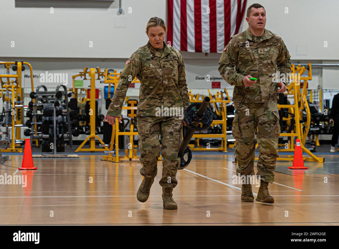 Soldaten der US-Armee üben den Army Combat Fitness Test während des ganzheitlichen Health and Fitness Integrator Kurses in der Joint Base McGuire-Dix-Lakehurst, N.J., 17. Januar 2024. Der Kurs steht allen Branchen zur Verfügung und ermöglicht es unseren Servicemitarbeitern, sich für den Kampf fit zu machen, indem sie eine umfassende Methode anbieten, um unseren Kollegen in den fünf Säulen zu dienen: Körperlich, geistig, ernährungsfördernd, geistig und schlafend. Stockfoto