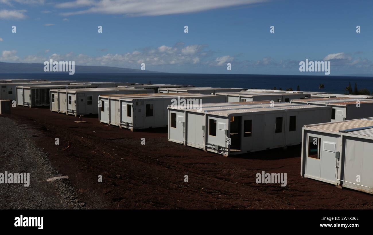 Generalmajor William „Butch“ Graham, US Army Corps of Engineers, Stellvertretender Befehlshaber des Hauptquartiers, besucht am 10. Januar die Baustelle der provisorischen Schule in Lahaina, Hawaii. Nach dem Verlust der King Kamehameha III Grundschule in den Waldbränden vom 8. August wird die Schule als vorübergehender Hauptbildungsort für betroffene Schüler dienen. Stockfoto