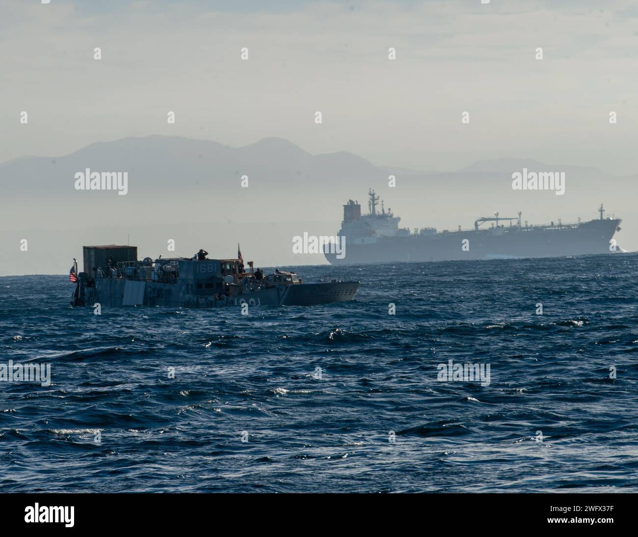 Die US Navy Landing Craft, Utility 1681, die der Einheit 1 angehört, durchquert den Pazifischen Ozean, um das amphibische Dock-Landungsschiff USS Harpers Ferry (LSD 49), 5. Januar 2023, zu besteigen. Die 15th Marine Expeditionary Unit ist derzeit an Bord der Boxer Amphibious Ready Group, die integrierte Trainings- und Routineoperationen in der 3. US-Flotte durchführt. Stockfoto