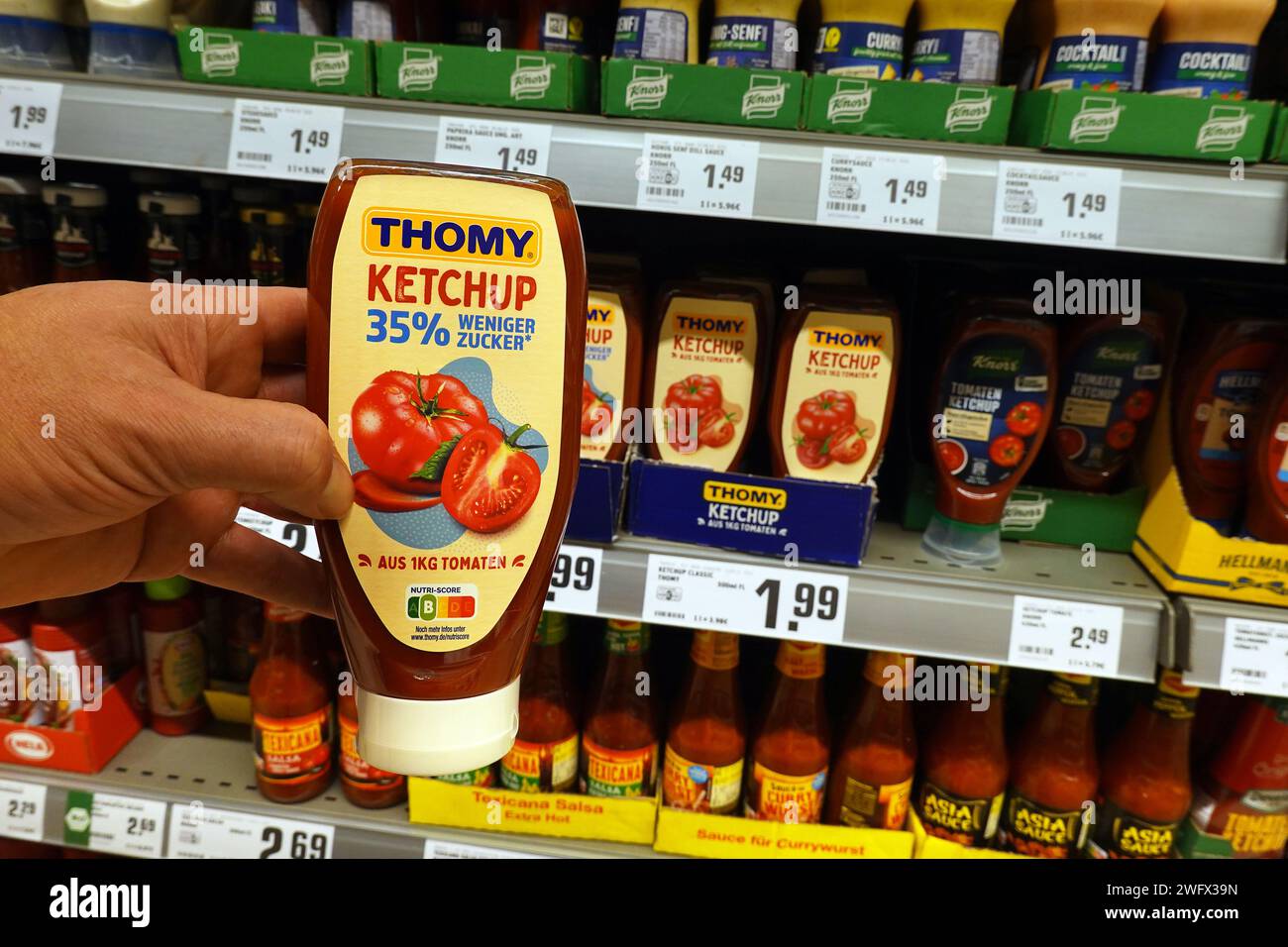 Tomatenketchup in einem Supermarkt Stockfoto