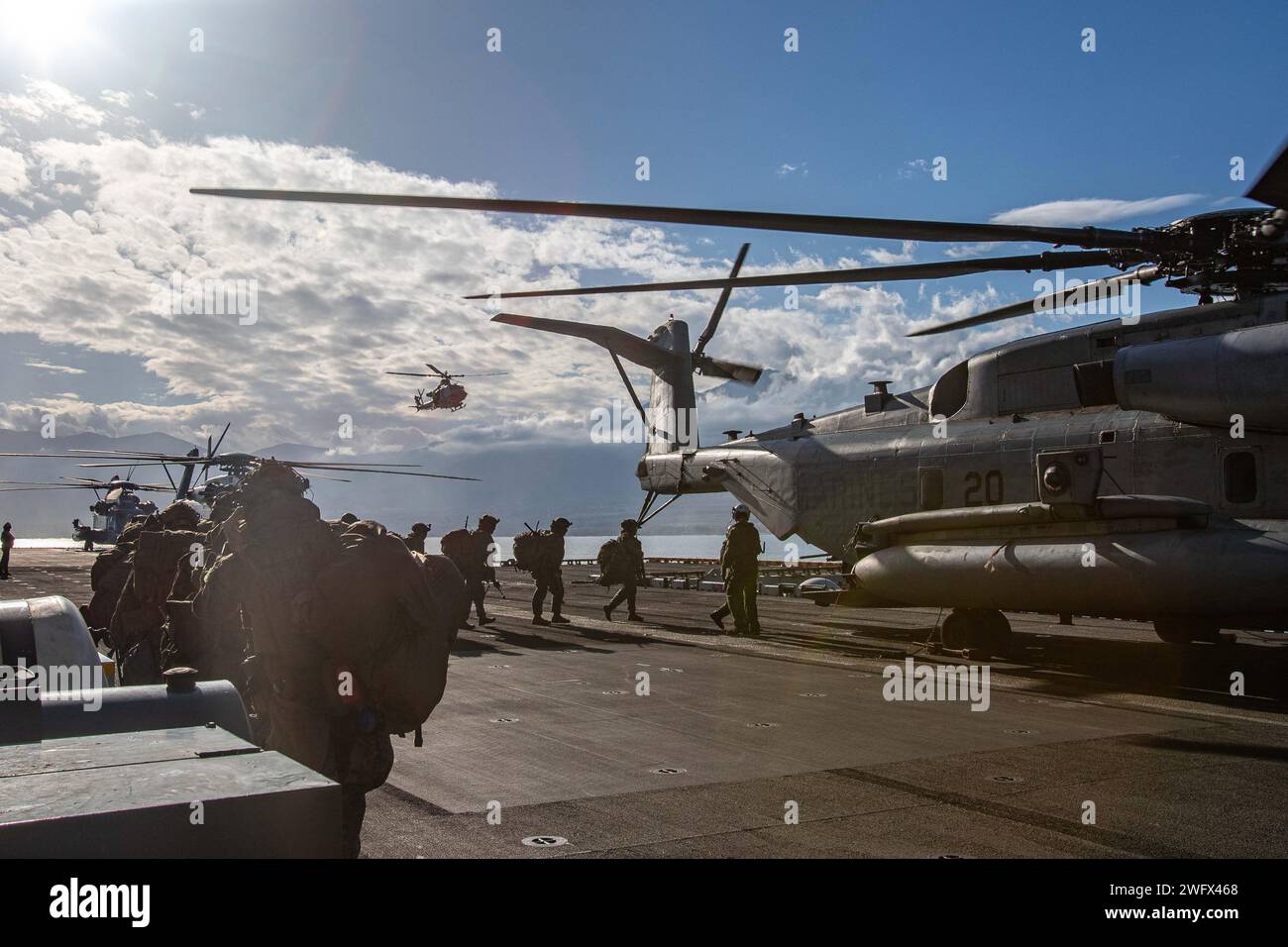 US-Marines mit Alpha Company, Battalion Landing Team 1/6, 26th Marine Expeditionary Unit (Special Operations Capable), besteigen einen CH-53E Super Hengst während eines amphibischen Angriffs im Rahmen von Odyssey Encore, Volos, Griechenland, 8. Januar 2024. Die Fortbildung der Marine Air-Ground Task Force der 26th Marine Expeditionary Unit (Special Operations Capable) verbessert die Einsatzbereitschaft und die operativen Fähigkeiten als Krisenreaktionstruppe des Tri-Geographic Combatant Command und der Joint Staff Sofortreaktionstruppe. Die Bataan Amphibious Ready Group, mit der an Bord befindlichen 26. Marine Expeditionary Unit (Special OP Stockfoto