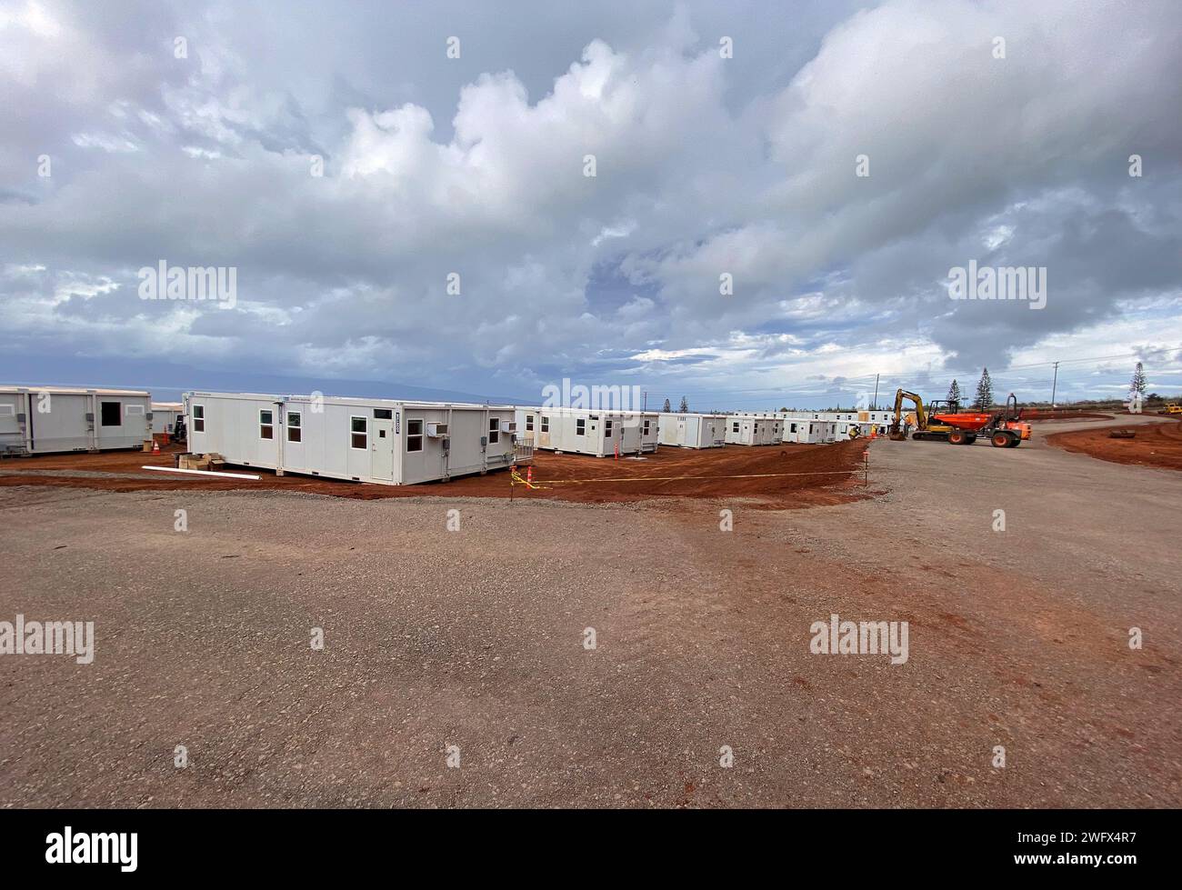 Das U.S. Army Corps of Engineers setzt die kritische öffentliche Einrichtung im Rahmen der Hawaii Wildfire Recovery Mission fort. Die Auftragnehmer werden 337 modulare Einheiten in zehn großen und 20 kleinen Klassenzimmern aufstellen. Neben den Klassenzimmern wird der Campus drei Toiletten, ein Verwaltungsgebäude, ein Lernzentrum und ein kombiniertes Restaurant- und Gastronomiezentrum umfassen. Seit dem 8. Januar 2024 sind 300 Einheiten vor Ort und bereit für die Platzierung. Die modulare Schule ist ein vorübergehender Ersatz für die King Kamehameha III Elementary School, die seit 1913 den Schülern von Lahaina diente. Stockfoto