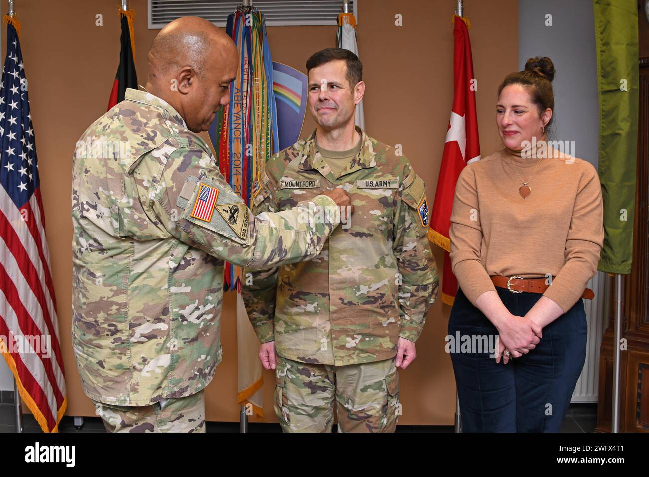 Der Oberst der US-Armee John B. Mountford wird zum Brig befördert. General von U.S. Army Europe & Africa Commanding General, General Darryl A. Williams, zusammen mit Brig. General Mountfords Ehefrau während seiner Beförderungszeremonie in Clay Kaserne, Wiesbaden, 19. Januar 2024. Brig. General Mountford ist stellvertretender Stabschef des Alliierten Rapid Reaction Corps (ARRC) im Vereinigten Königreich. Das ARRC ist eine von der NATO betriebene schnelle Eingreiftruppe und kann kurzfristig ein Hauptquartier der High Readiness Force für Operationen und Krisenreaktionen einsetzen. Stockfoto