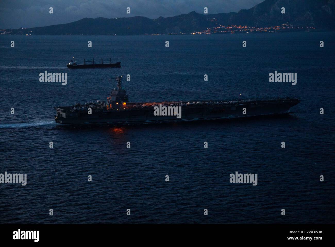 Der weltweit größte Flugzeugträger USS Gerald R. Ford (CVN 78) durchquert die Straße von Gibraltar, 5. Januar 2024. Die USA unterhalten nach vorne entsandte, bereitwillige und positionierte Kräfte, um Aggressionen abzuschrecken und Sicherheit und Stabilität auf der ganzen Welt zu unterstützen. Stockfoto