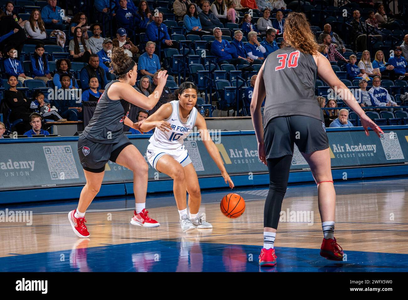 UNITED STATES AIR FORCE ACADEMY, COLOL. -- Jayda McNabb der United States Air Force Academy fährt den Ball während eines Spiels gegen die University of New Mexico in der Clune Arena der Academy am Samstag, den 27. Januar 2024. Die Falcons fielen 66–51 an die Lobos. Stockfoto