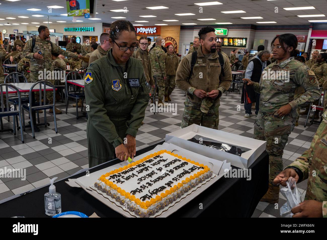 Colonel Elizabeth Anderson-Doze, Commander der 8. Medizinischen Gruppe, schneidet einen Kuchen, um Martin Luther King Jr. zu feiern Tag am Kunsan Air Base, Republik Korea, 11. Januar. 2023. Der Kuchen war mit einem Zitat von Martin Luthar King Jr. gekennzeichnet, in dem es hieß: „Wahrer Frieden ist nicht nur die Abwesenheit von Spannungen, sondern die Anwesenheit von Gerechtigkeit.“ Stockfoto