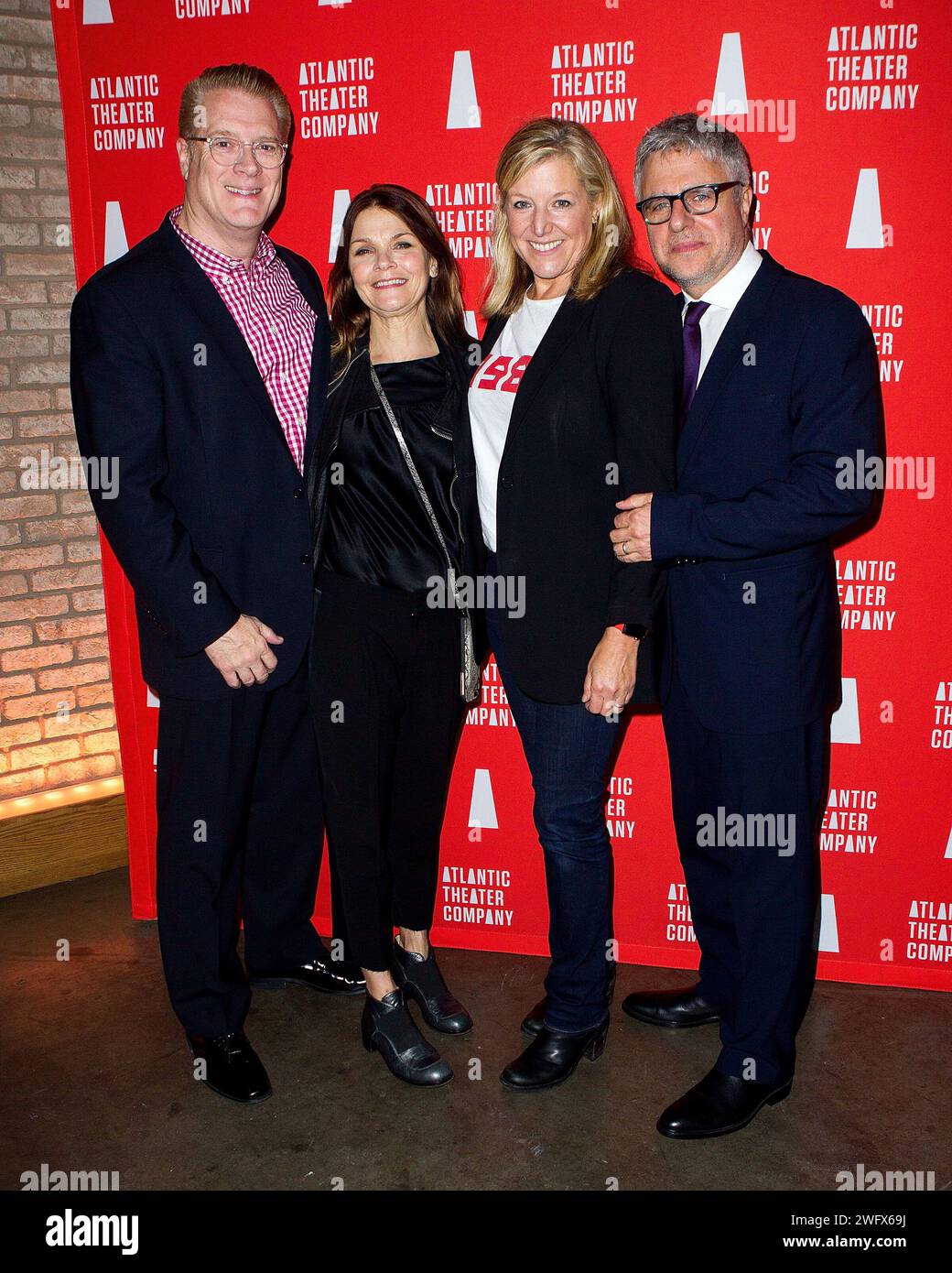 New York, NY, USA. 15. Oktober 2018. Jeffrey Lawson, Gast, Mary McCann, Neil Pepe bei der GLÜHWÜRMCHENERÖFFNUNGSNACHT am Broadway in der Atlantic Theater Company Linda Gross Theater. Quelle: Steve Mack/Alamy Stockfoto