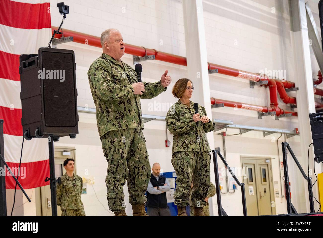 MARINEFLUGSTATION SIGONELLA, Italien (23. Januar 2024) – die Leiterin der Marineoperationen ADM Lisa Franchetti und der Hauptkommissar der Marine James Honea halten während eines Allhändlers auf der Marineflugstation Sigonella, Italien, am 23. Januar Bemerkungen. Franchetti und Honea reisten nach Italien, um sich mit Seeleuten zu treffen und die strategischen Prioritäten der CNO zu kommunizieren, die die Kriegskämpfer, die Kriegsjäger und die Stiftung, die sie mit der Flotte unterstützt. Stockfoto