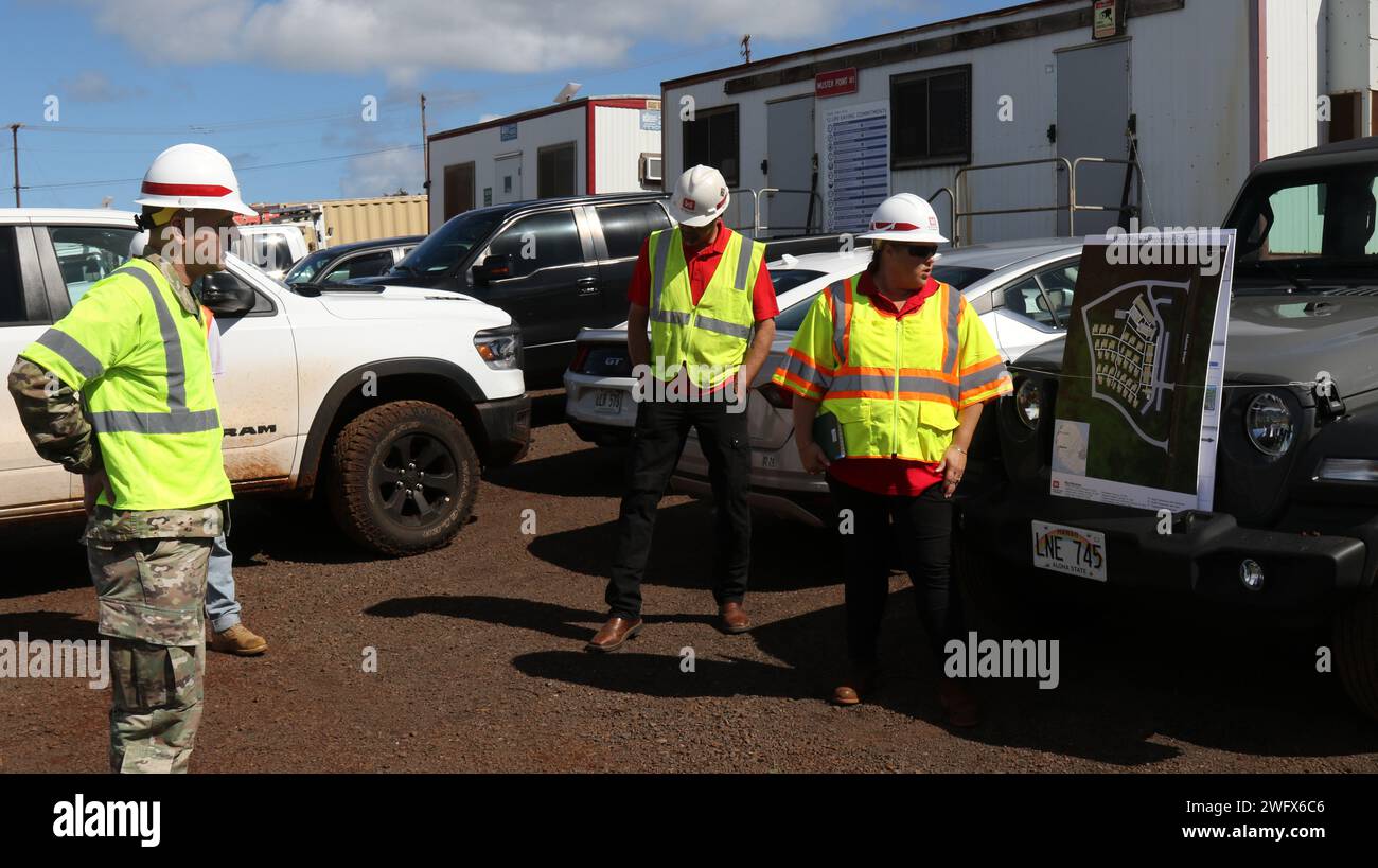 Generalmajor William „Butch“ Graham, US Army Corps of Engineers, Stellvertretender Befehlshaber des Hauptquartiers, besucht am 10. Januar die Baustelle der provisorischen Schule in Lahaina, Hawaii. Nach dem Verlust der King Kamehameha III Grundschule in den Waldbränden vom 8. August wird die Schule als vorübergehender Hauptbildungsort für betroffene Schüler dienen. Stockfoto