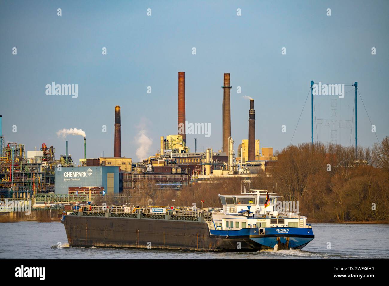 Hintergrund Chempark Leverkusen, Bayer Leverkusen, Chemiepark, Chemiewerk, Rhein, Frachtschiff Leverkusen, NRW, Deutschland, Stockfoto