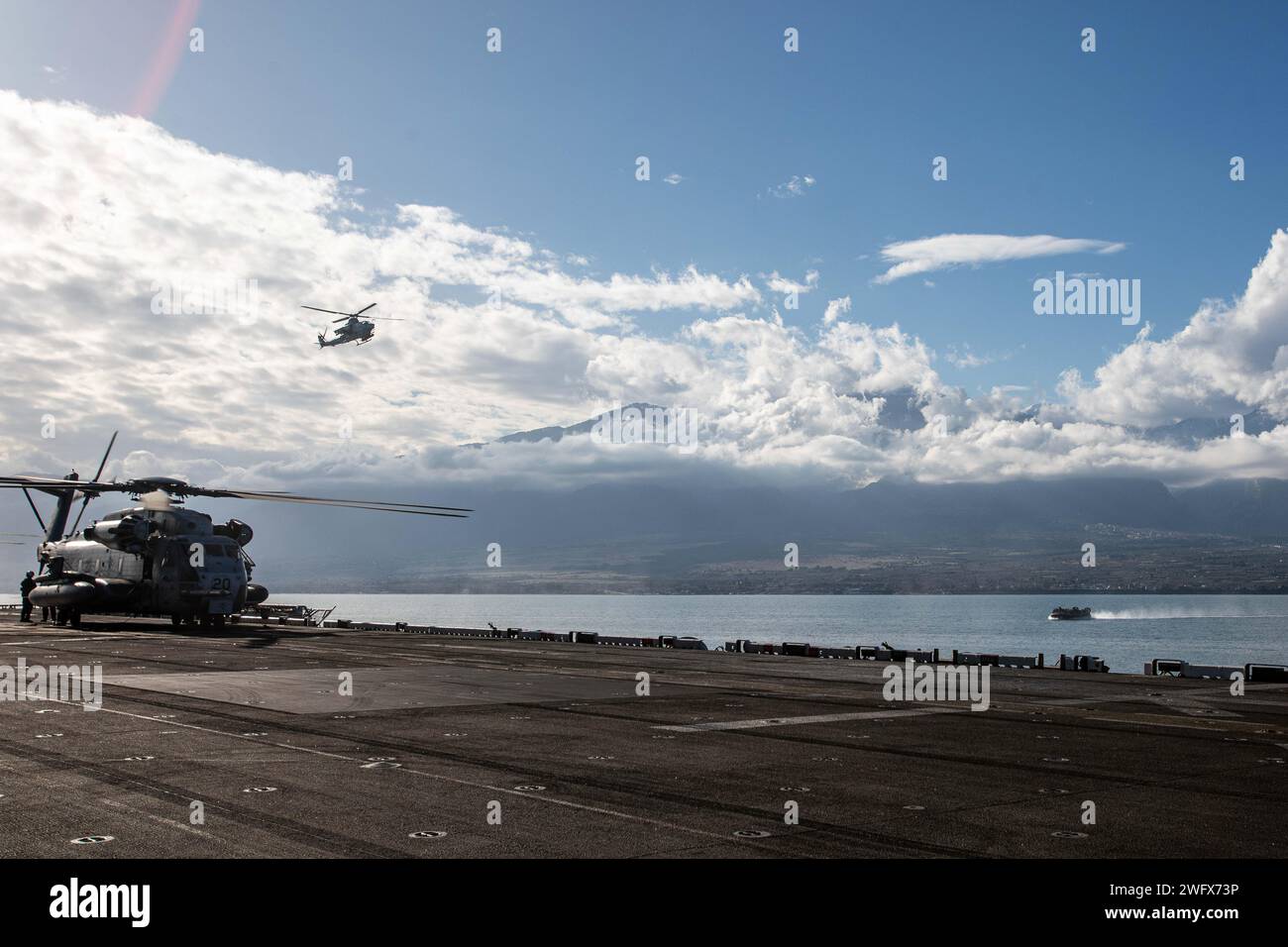 Ein CH-53E Super-Hengst mit einer AH-1 Super Cobra im Kopf, befestigt an der mittleren Marine Tiltrotor Squadron (VMM) 162 (verstärkt), 26. Marine Expeditionary Unit (Special Operations Capable), bereitet sich auf den Start während eines amphibischen Angriffs im Rahmen der 26. MEU(SOC) Übung „Odyssey Encore“, Volos, Griechenland, 8. Januar 2024 vor. Die 26. Marineexpeditionseinheit (Special Operations Capable) Marineflugzeug-Task Force zur Aufrechterhaltung der Bereitschaft der Marine Air-Ground Task Force verbessert die operativen Fähigkeiten der Einheit als Krisenreaktionstruppe des Tri-Geographic Combatant Command und Sofortreaktionstruppe des Gemeinsamen Stabes Fo Stockfoto