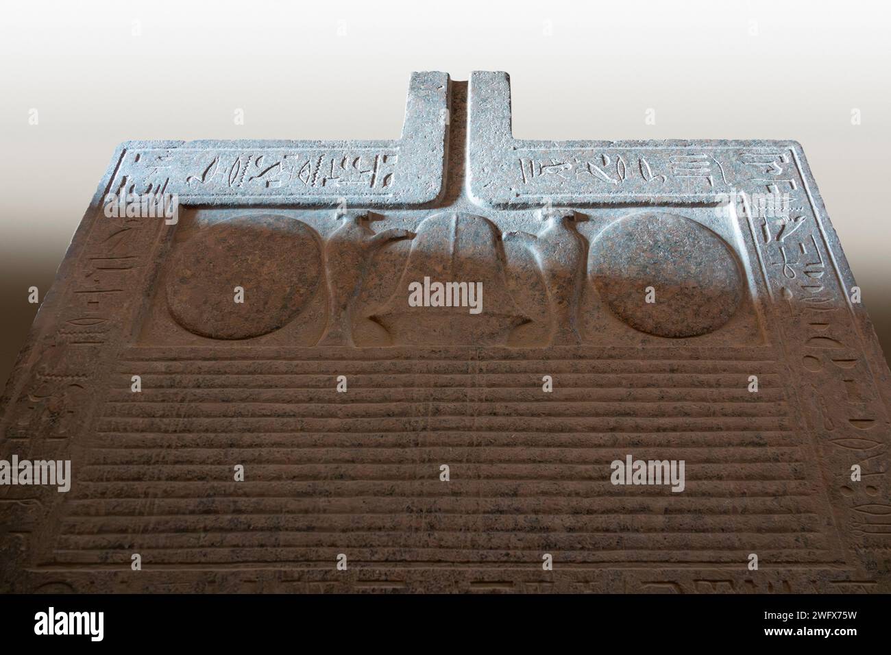 Opfertisch im Grab von Sarenput II, Gräber der Adligen – Qubbet el Hawa, Assuan, Oberägypten Stockfoto