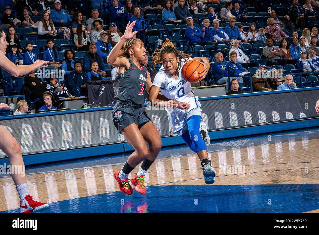 UNITED STATES AIR FORCE ACADEMY, COLOL. -- Jordyn DeVaughn der United States Air Force Academy fährt den Ball während eines Spiels gegen die University of New Mexico in der Clune Arena der Academy am Samstag, den 27. Januar 2024. Die Falcons fielen 66–51 an die Lobos. Stockfoto