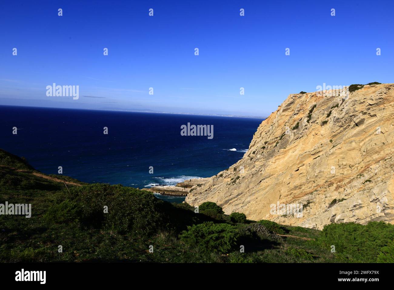 Das Kap Espichel ist ein kap an der Westküste der Gemeinde Castelo, Gemeinde Sesimbra, im portugiesischen Bezirk Setúbal Stockfoto