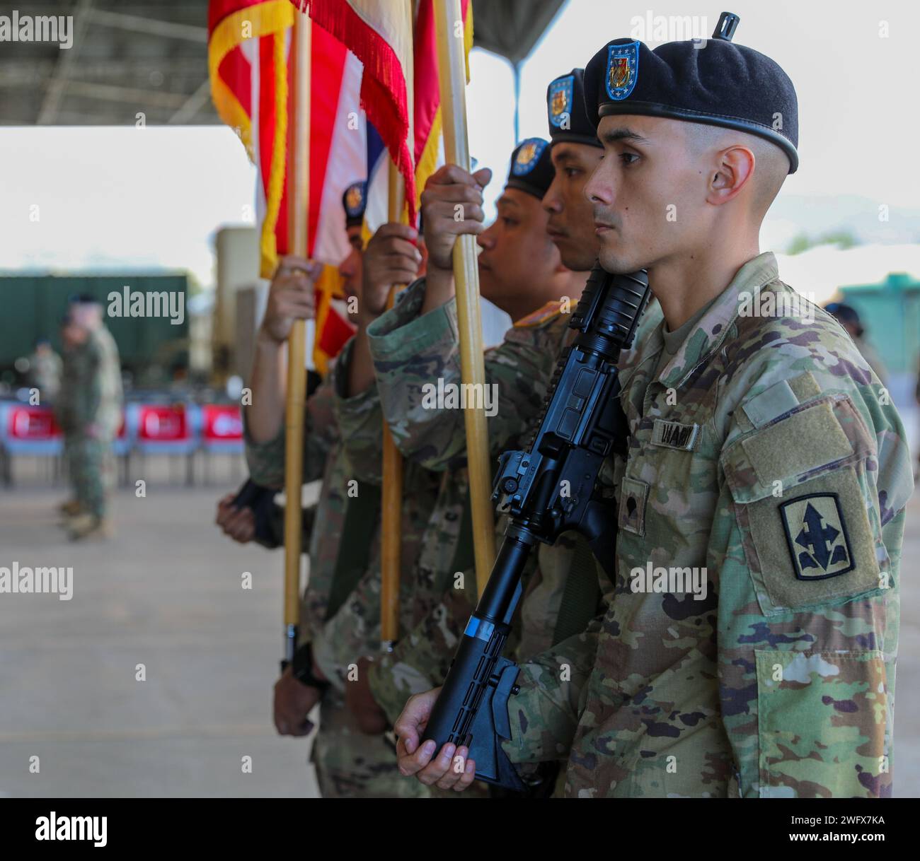 US-Soldaten, die dem 29. Brigade Support Battalion (BSB), 29. Infanterie Brigade Combat Team, Hawaii Army National Guard, zugewiesen wurden, halten die Farben während der 29. BSB Change of Command Zeremonie in Kapolei, Hawaii, 6. Januar 2024. Die Zeremonie des Kommandowechsels ist eine altehrwürdige Tradition innerhalb der Armee, die an die Aufgabe des Kommandokommandos erinnert, indem sie die Farben der Einheit vom ausscheidenden Kommandooffizier an den eingehenden Kommandooffizier weitergibt. Stockfoto