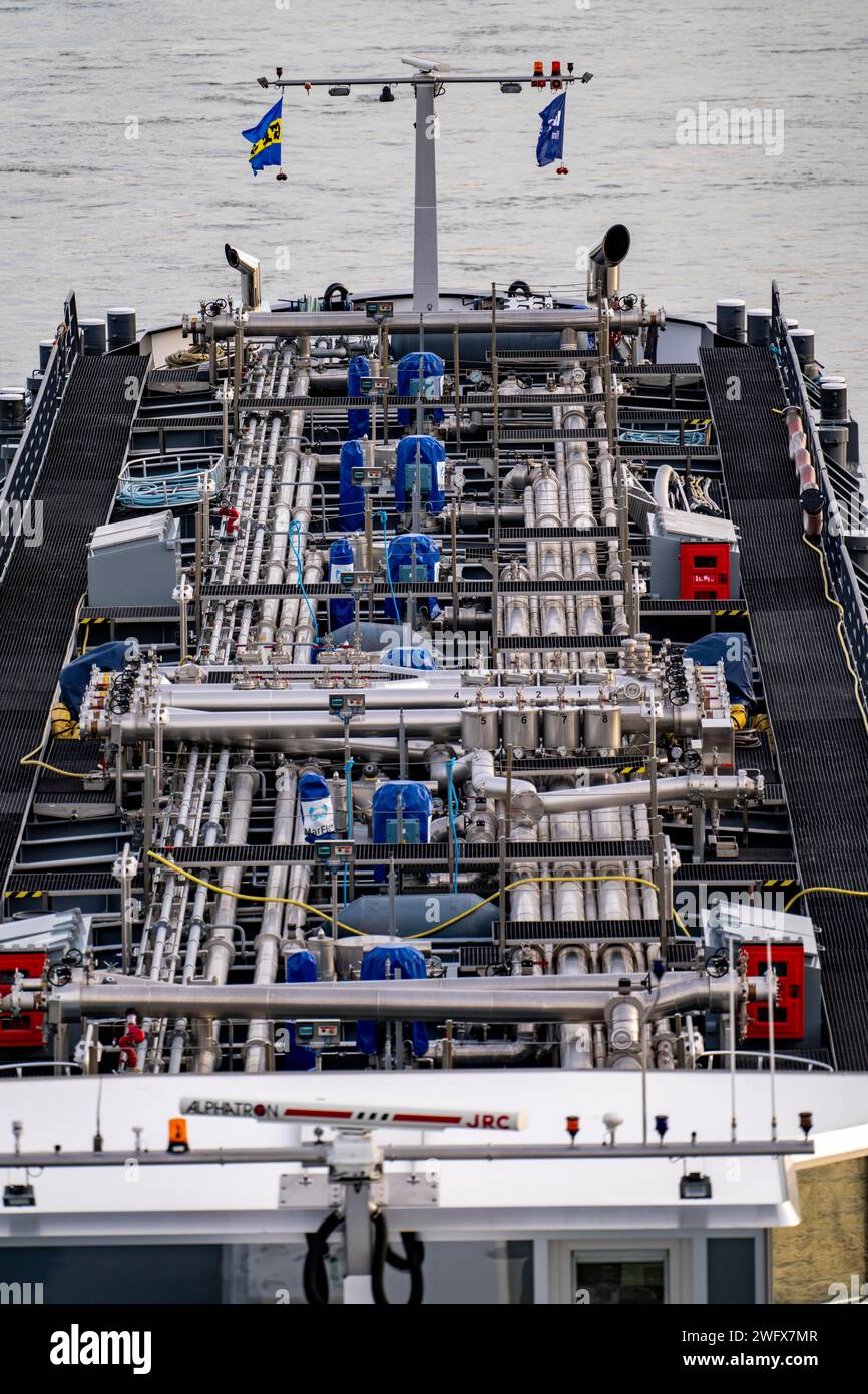 Frachtschiff auf den Rhein-Pipelines, NRW, Deutschland, Stockfoto
