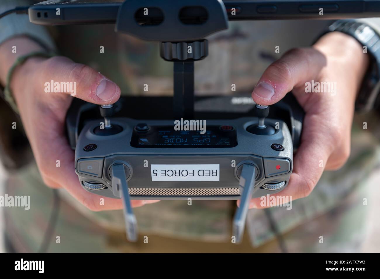 Makenna Glotfelty, eine Schulungsmanagerin der Sicherheitskräfte, betreibt eine Drohne während eines C-sUAS-Trainings an einem unbekannten Ort innerhalb des Zuständigkeitsbereichs des US-Zentralkommandos, 2. Januar 2024. Sicherheitskräfte Airmen verwenden C-sUAS, um Installationssicherheit zu bieten und Ressourcen vor potenziellen Drohnenbedrohungen zu schützen. Die USA verfügen über eine äußerst agile Kampftruppe, die die fortschrittlichsten Trainings und Plattformen nutzt, um die Kriegslandschaft für die langfristige Sicherheit und Stabilität der Region zu dominieren. Stockfoto