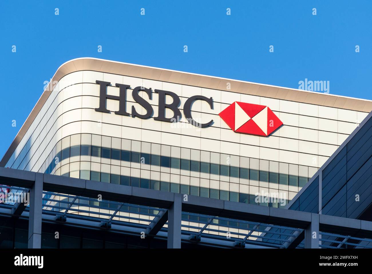 HSBC-Zeichen und -Logo auf dem HSBC Tower am 8 Canada Square, dem globalen Hauptsitz von HSBC Holdings, Canary Wharf, London, England, Großbritannien Stockfoto
