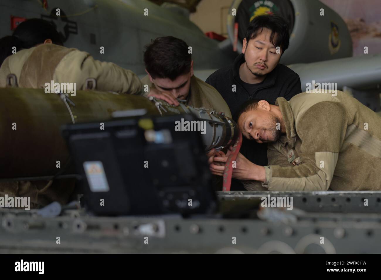 Mitglieder der 51st Munitions Squadron nehmen am jährlich stattfindenden Bombenbau- und Waffengastenwettbewerb auf der Osan Air Base, Republik Korea, am 19. Januar 2024 Teil. Die Mitglieder stellten eine GBU-54 zusammen, eine 500-Pfund-Präzisionswaffe, die mit einem speziellen Zielsystem ausgestattet ist. Dieser jährliche Wettbewerb bietet Airmen die Möglichkeit, ihr technisches Know-how und ihre Teamarbeit zu verfeinern. Stockfoto