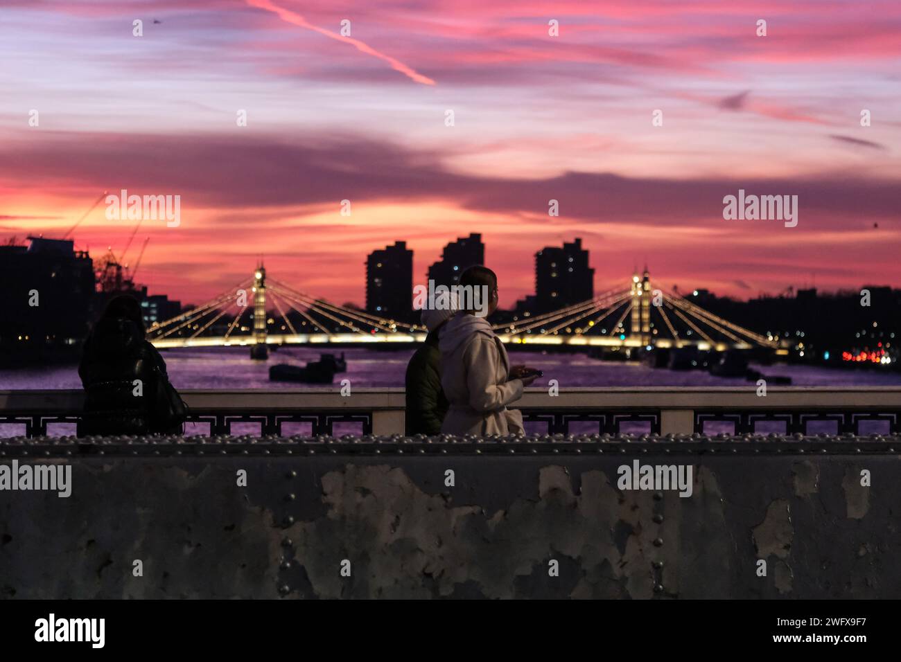 London, Großbritannien. Februar 2024. Ein herrlicher Sonnenuntergang mit lebhaften Farben aufgrund der sich in der Sahara ablagernden Staubablagerungen, von der Chelsea Bridge aus gesehen. Quelle: Eleventh Photography/Alamy Live News Stockfoto