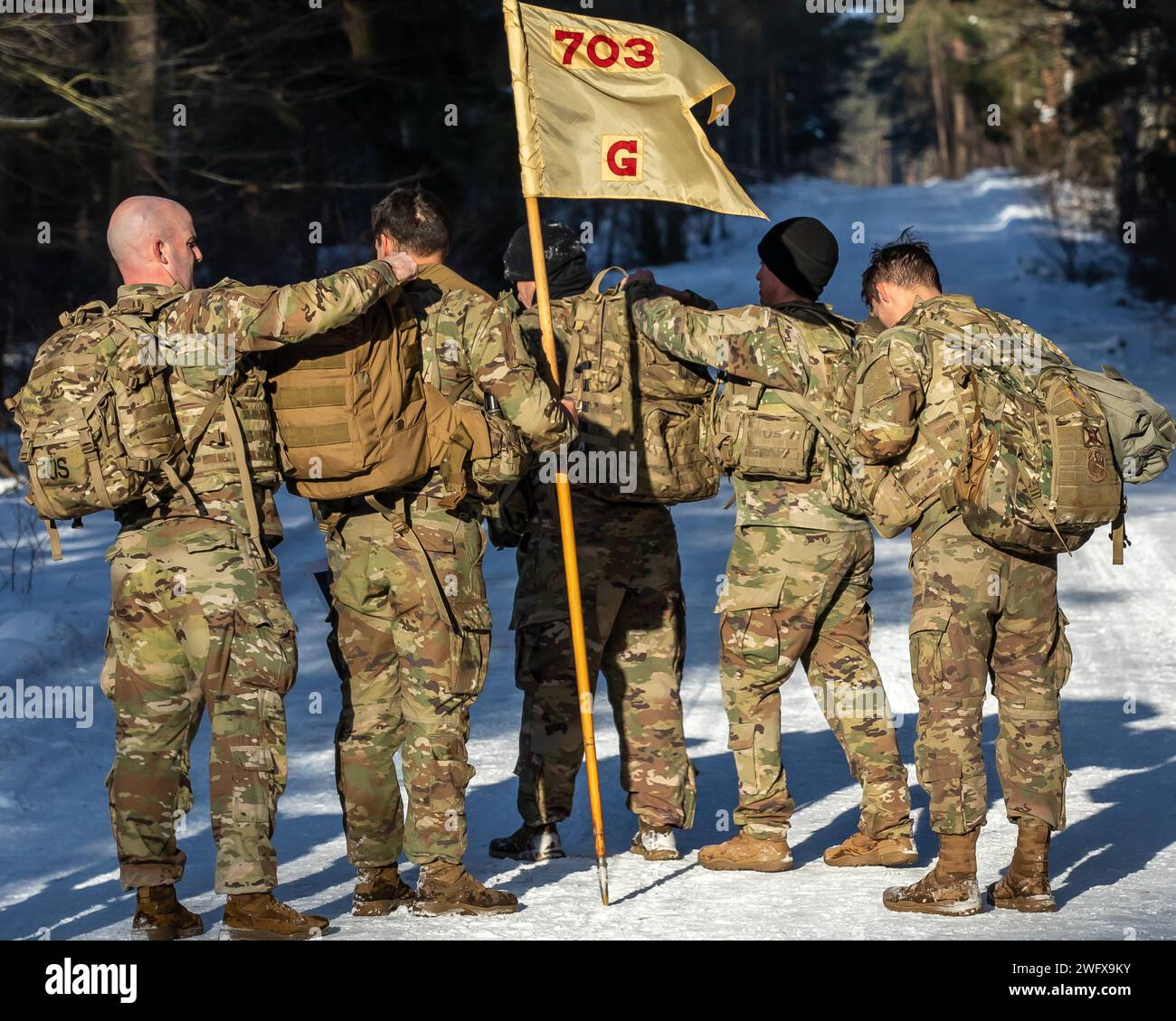 Soldaten der US-Armee mit Golf „Gamblers“ Company, 2. Bataillon, 69. Panzerregiment „Panther Battalion“, 2. Panzerbrigade Combat Team, 3. Infanteriedivision, gruppieren sich, nachdem sie während der „Dracula Games“, die von der rumänischen Luftverteidigung im Bemowo Piskie Training Area, Polen, am 19. Januar 2024 durch eine simulierte „Kontaminationszone“ gelaufen sind. Die Dracula Games waren eine Reihe von mentalen und physischen Herausforderungen für kleine Teams, an denen Soldaten aus vier verschiedenen Ländern beteiligt waren: Die 3. Infanteriedivision, die die USA repräsentierte, die Adlertruppe, die Großbritannien repräsentierte, das 12. Kroatische Kontingent „Eiserne Eber“ und Stockfoto