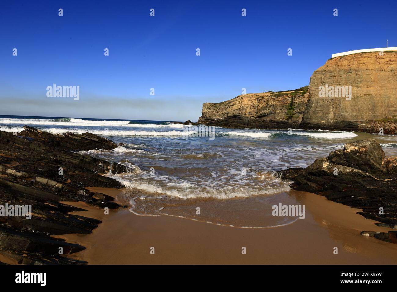 Blick auf den Strand Zambujeira do Mar an der Westküste Portugals Stockfoto