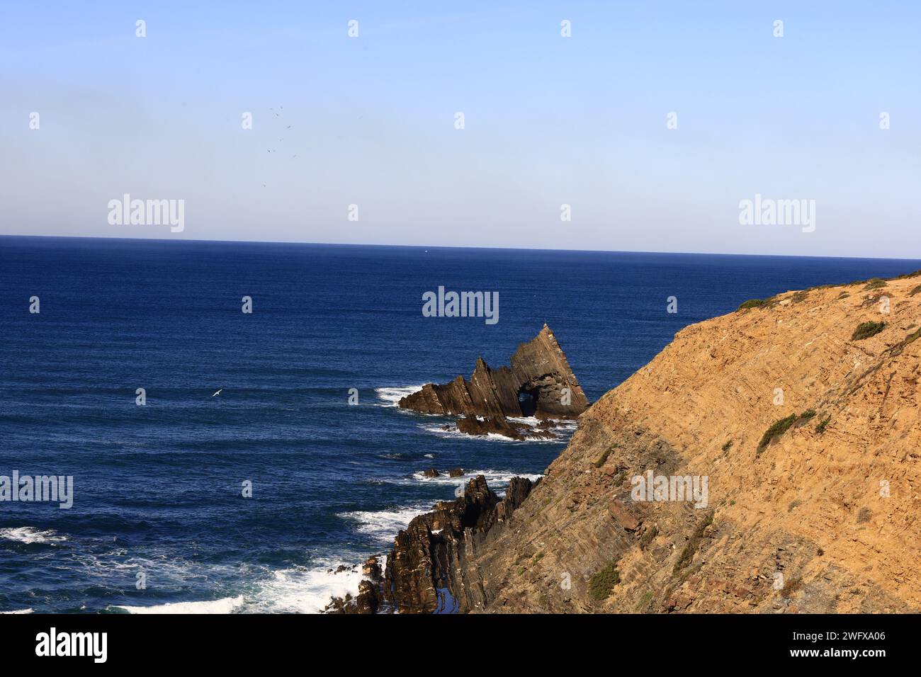 Blick auf den Strand Zambujeira do Mar an der Westküste Portugals Stockfoto