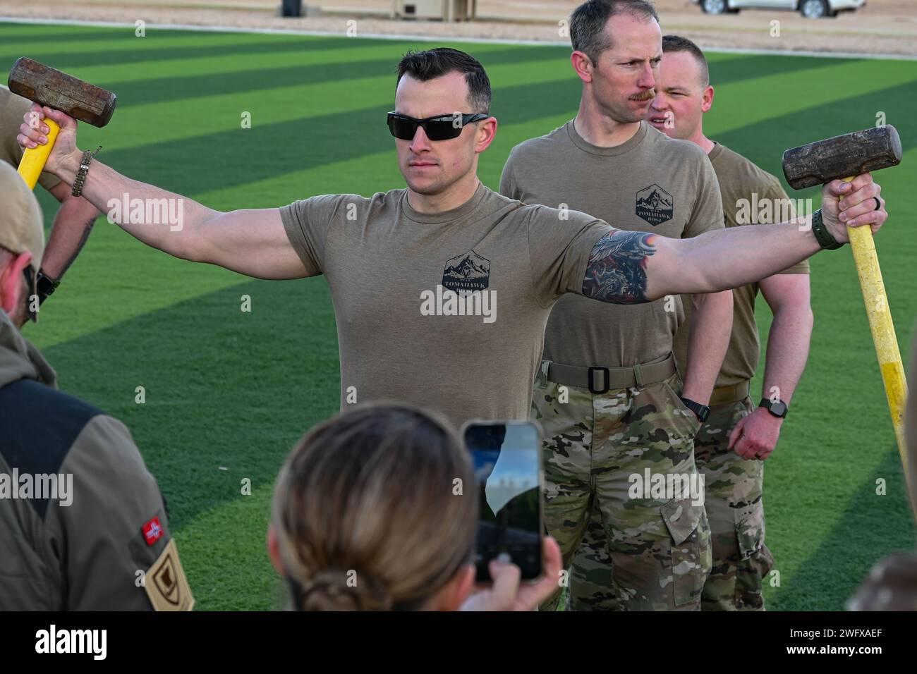 Ein Soldat, der die Montana Army National Guard vertritt, schließt das Hammer-Hold-Event während der Viking-Spiele auf der Al Asad Air Base im Irak am 12. Januar 2024 ab. Die Spiele, die vom norwegischen Telemark-Bataillon „Task Force Viking“ veranstaltet wurden, beinhalteten eine Vielzahl teambasierter Veranstaltungen, bei denen die Ausdauer, Geschwindigkeit, Stärke und Ausdauer der Wettbewerber getestet wurden Stockfoto