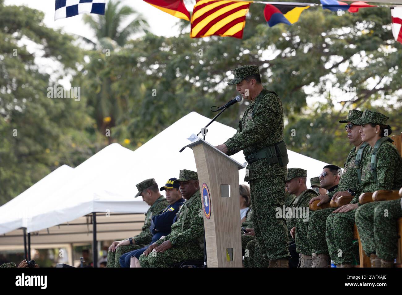 Almirante Francisco Hernando Cubides Granados, Kommandeur der kolumbianischen Marine, spricht zusammen mit Mitgliedern der US Marine Corps Forces, South, während einer Vereidigung auf der Base de Entrenamiento de Marina in Coveñas, Kolumbien, am 11. Januar 2023 mit Rekruten. Zum ersten Mal in der kolumbianischen Geschichte absolvierten 60 Frauen das Juramento de Bandera de Infantes de Marina, nachdem sie drei Monate lang Rekrutierungstraining absolviert hatten und sich in die Reihen der kolumbianischen Marineinfanterie eintraten. Das Women, Peace and Security (WPS)-Programm des US-Südkommandos erkennt die Vielfalt an Stockfoto