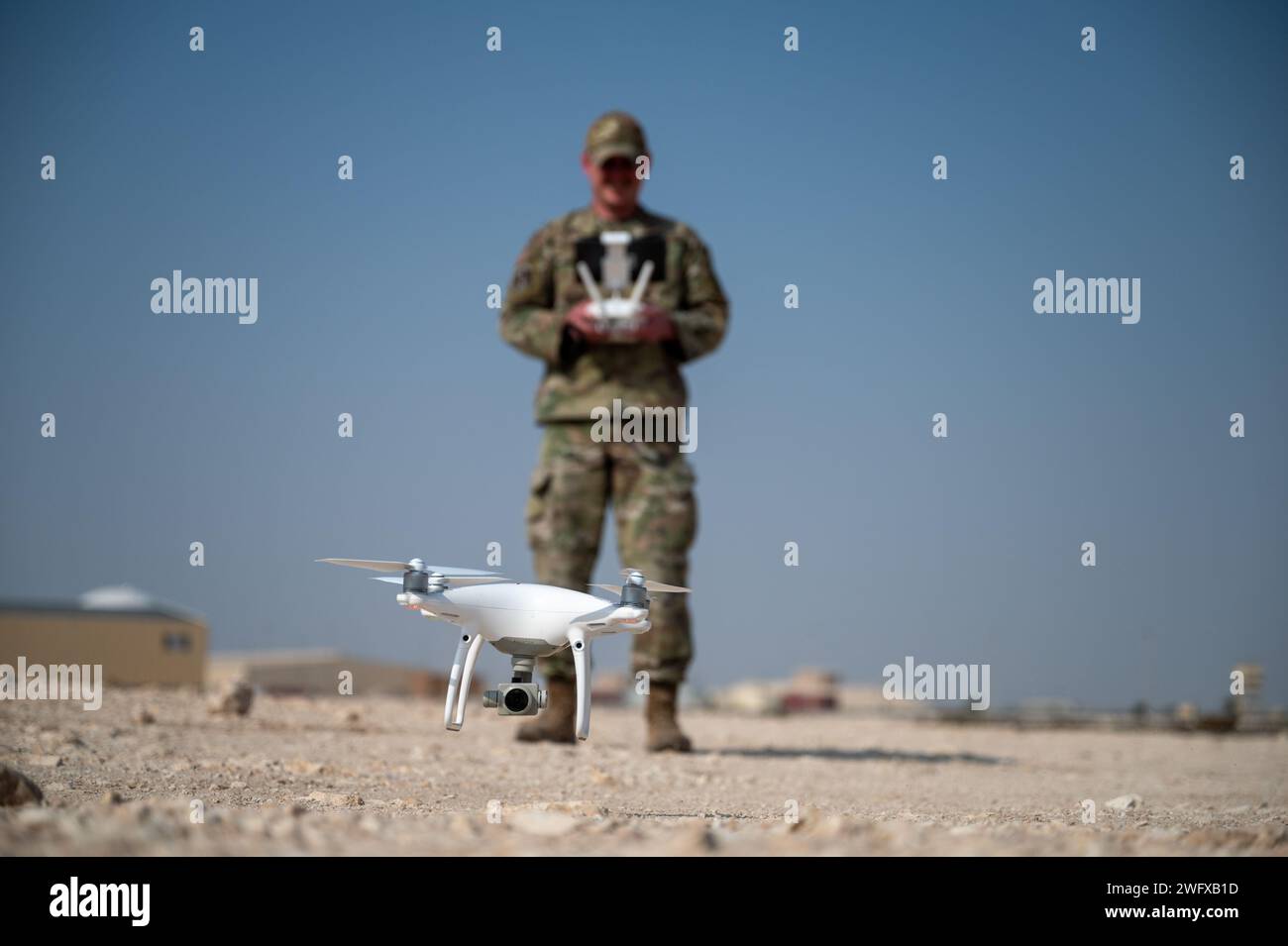 Der Senior Airman Kaleb Heard der US-Luftwaffe betreibt eine Drohne während einer C-sUAS-Schulung an einem unbekannten Ort innerhalb des Zuständigkeitsbereichs des US-Zentralkommandos, 2. Januar 2024. Sicherheitskräfte Airmen verwenden C-sUAS, um Installationssicherheit zu bieten und Ressourcen vor potenziellen Drohnenbedrohungen zu schützen. Die USA verfügen über eine äußerst agile Kampftruppe, die die fortschrittlichsten Trainings und Plattformen nutzt, um die Kriegslandschaft für die langfristige Sicherheit und Stabilität der Region zu dominieren. Stockfoto