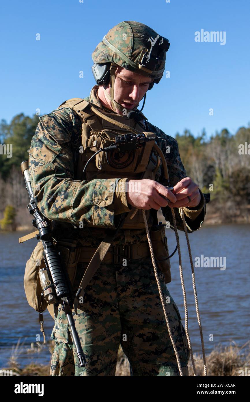 Ein U.S. Marine mit Combat Logistics Battalion 24, 24th Marine Expeditionary Unit (MEU), bereitet sich auf eine Wasseraufbereitungsübung während des Realistic Urban Training (RUT) in Fort Barfoot, Virginia, am 17. Januar 2024 vor. Die RUT bietet der 24. MEU die Möglichkeit, in ungewohnten Umgebungen zu arbeiten, die Einheiten der Marine Air Ground Task Force zu integrieren und darauf hinzuarbeiten, als Sondereinsatzkräfte ausgewiesen zu werden. Stockfoto