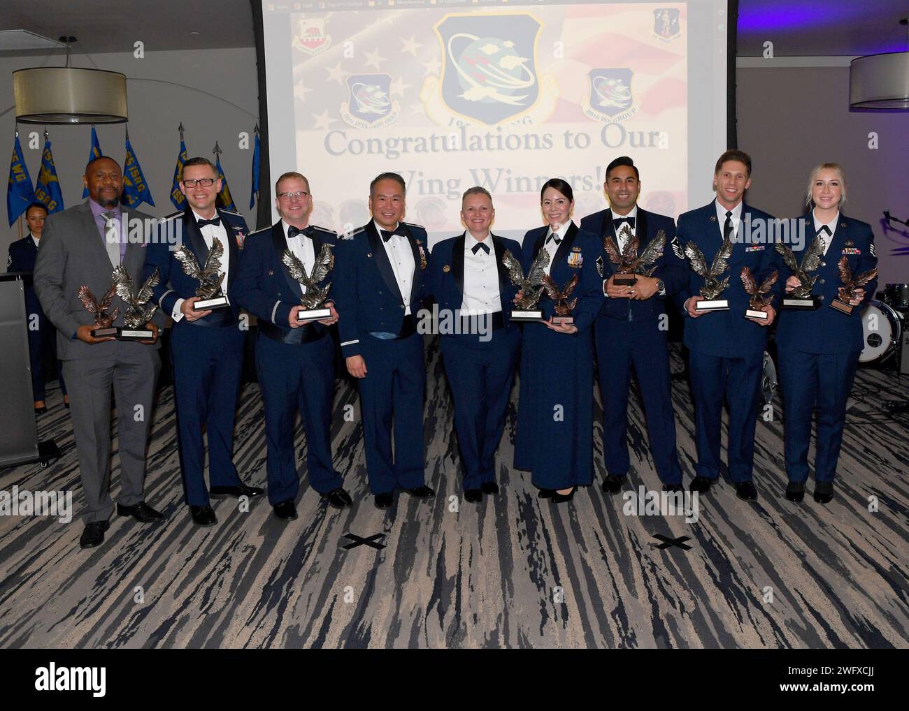 Am 6. Januar 2023 posierten die Gewinner des Banketts „Outstanding Airman of the Year“ im 195. Flügel für ein Foto auf der Naval Air Station North Island, Kalifornien. Die Veranstaltung brachte die besten Flieger und Zivilisten aus der anderen Seite des Flügels zusammen und erkannte sie. Stockfoto