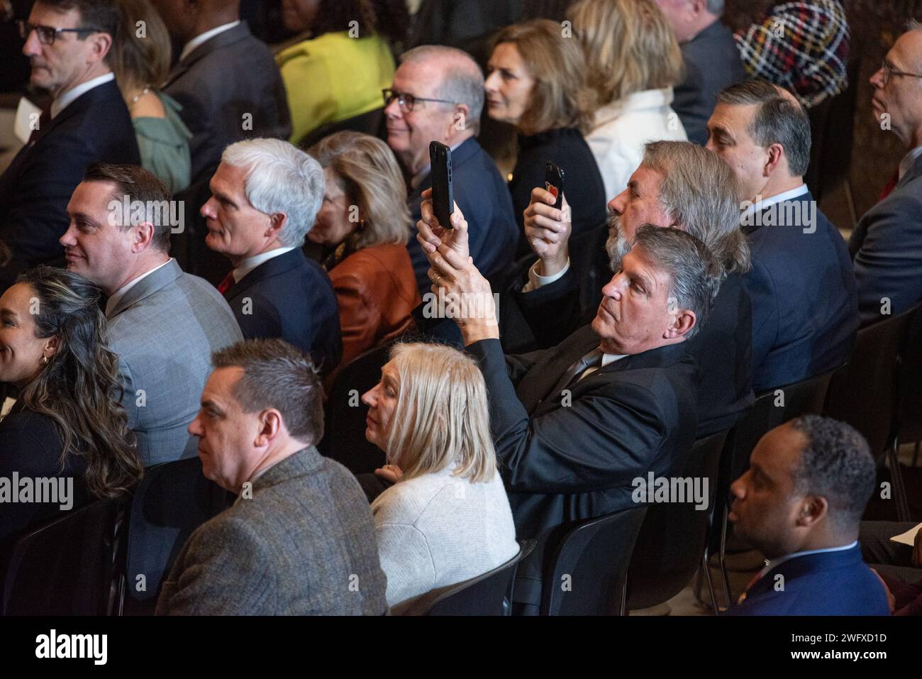 Der US-Senator Joe Manchin III (Demokrat von West Virginia) nimmt die Opernsängerin Andrea Bocelli auf, die am Donnerstag, den 1. Februar 2024, in der Statuary Hall im Kapitol in Washington DC auftritt. Quelle: Annabelle Gordon/CNP/MediaPunch Stockfoto